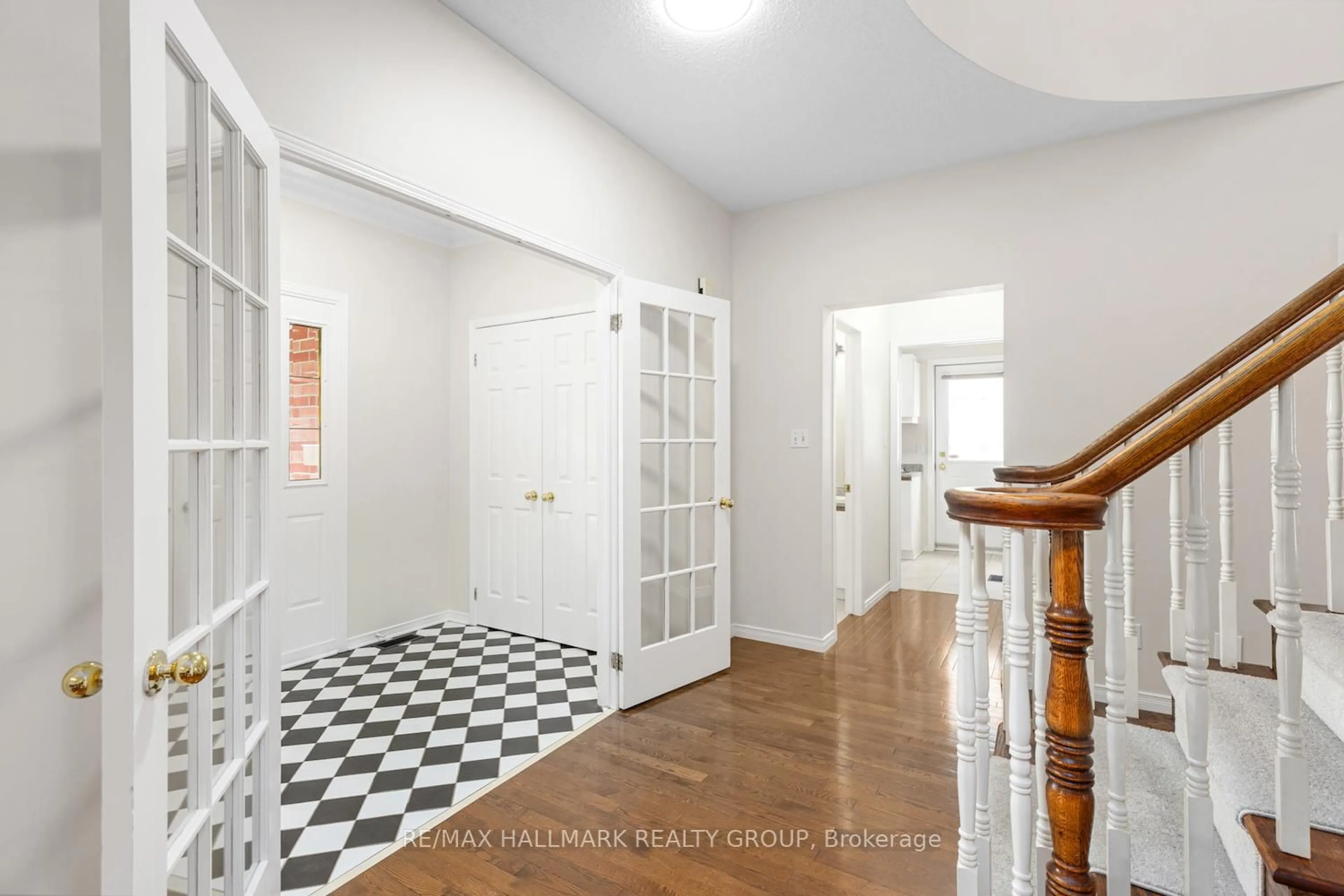 Indoor entryway for 1404 Montresor Way, Orleans Ontario K4A 3C5
