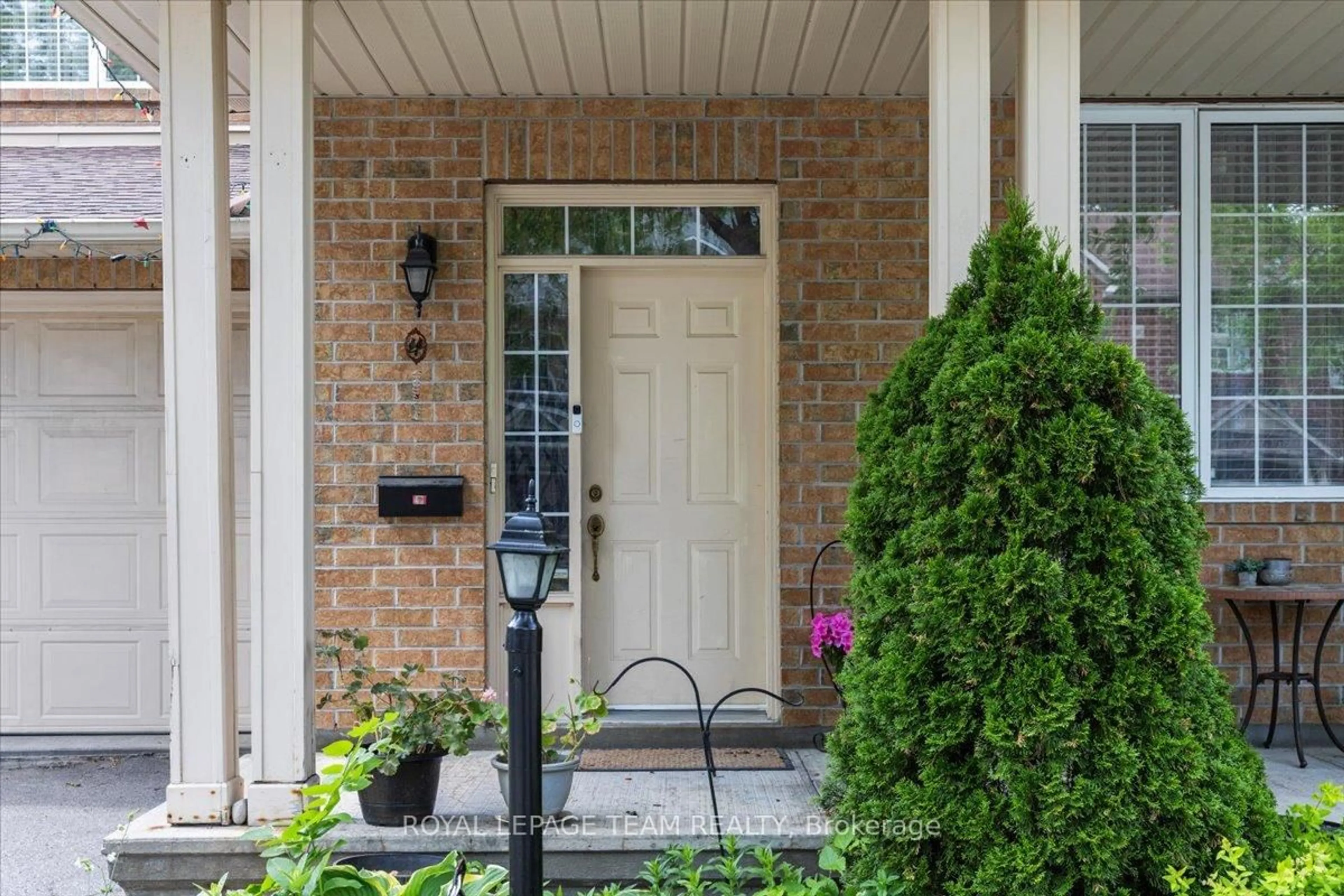 Indoor entryway for 12 Sunvale Way, Ottawa Ontario K2G 6Y2