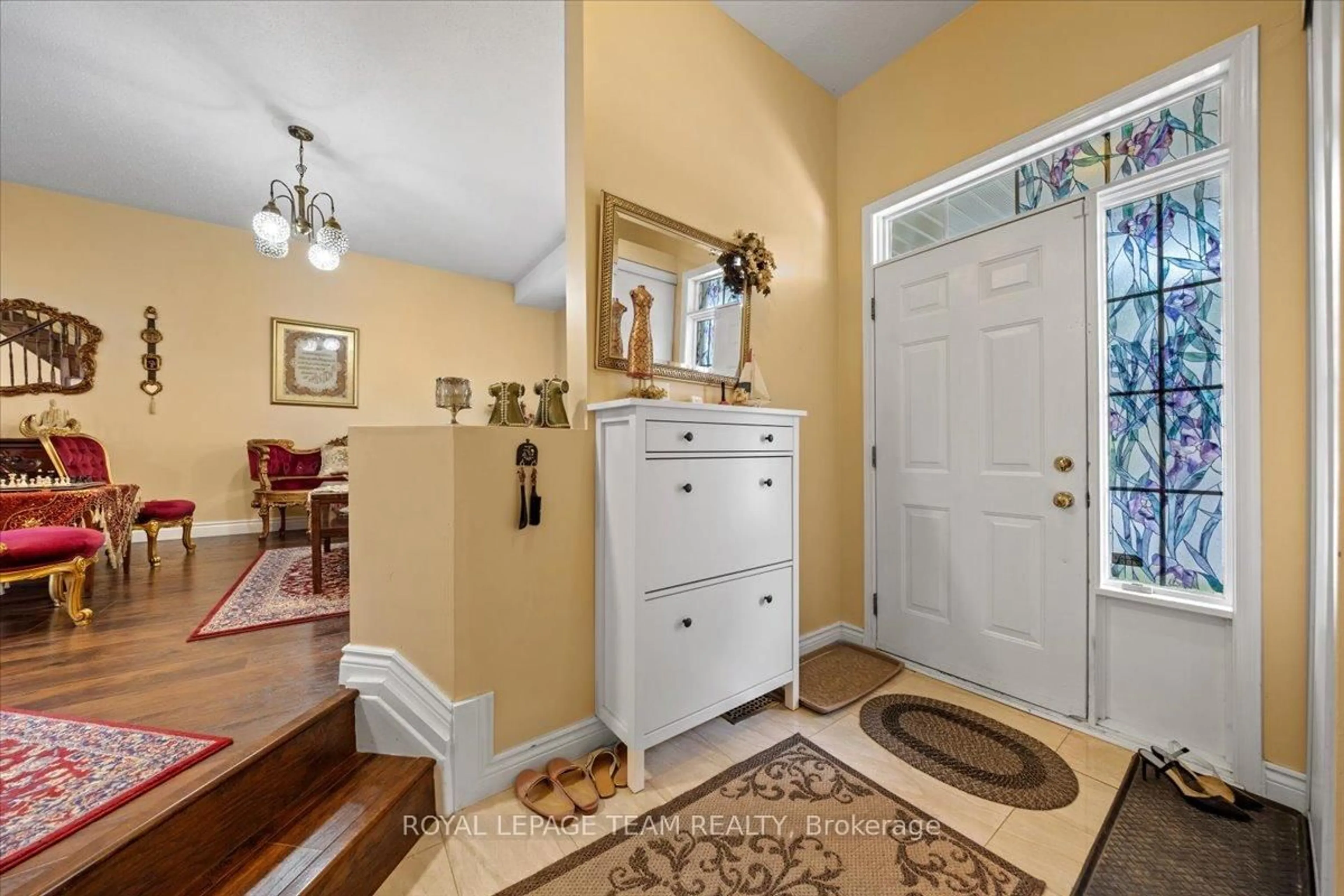 Indoor entryway for 12 Sunvale Way, Ottawa Ontario K2G 6Y2