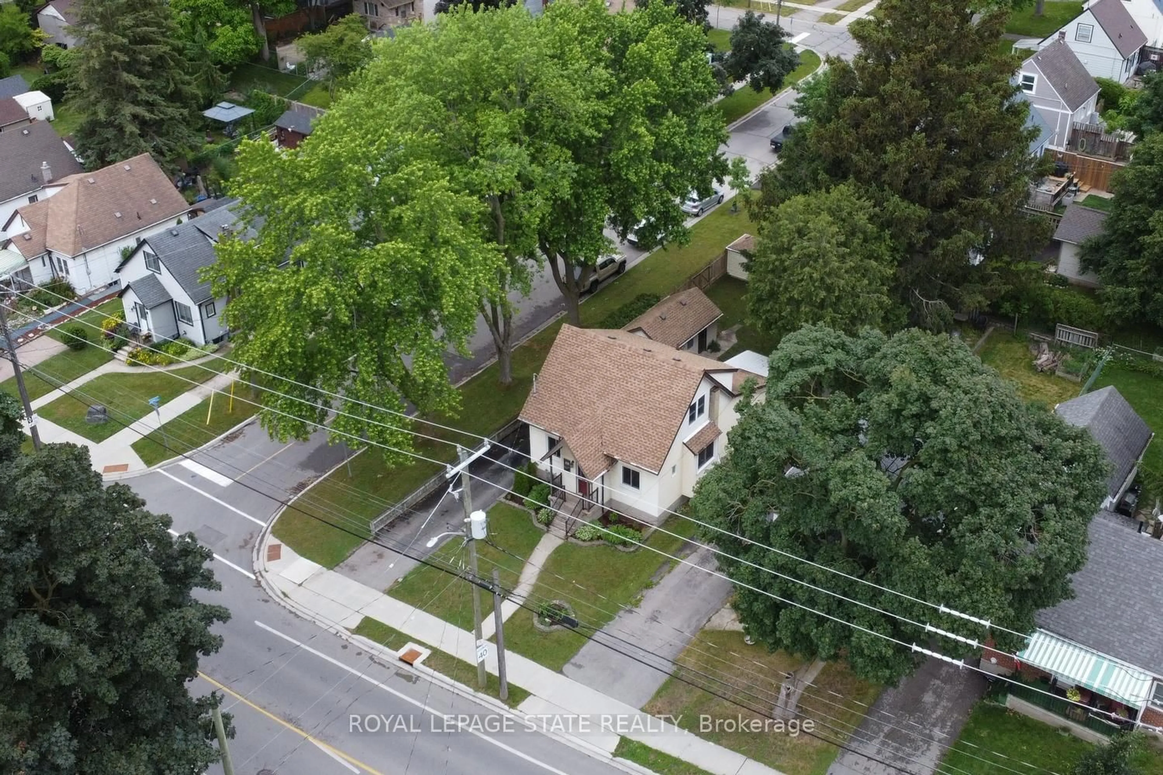 A pic from outside/outdoor area/front of a property/back of a property/a pic from drone, street for 478 Stirling Ave, Kitchener Ontario N2M 3J2