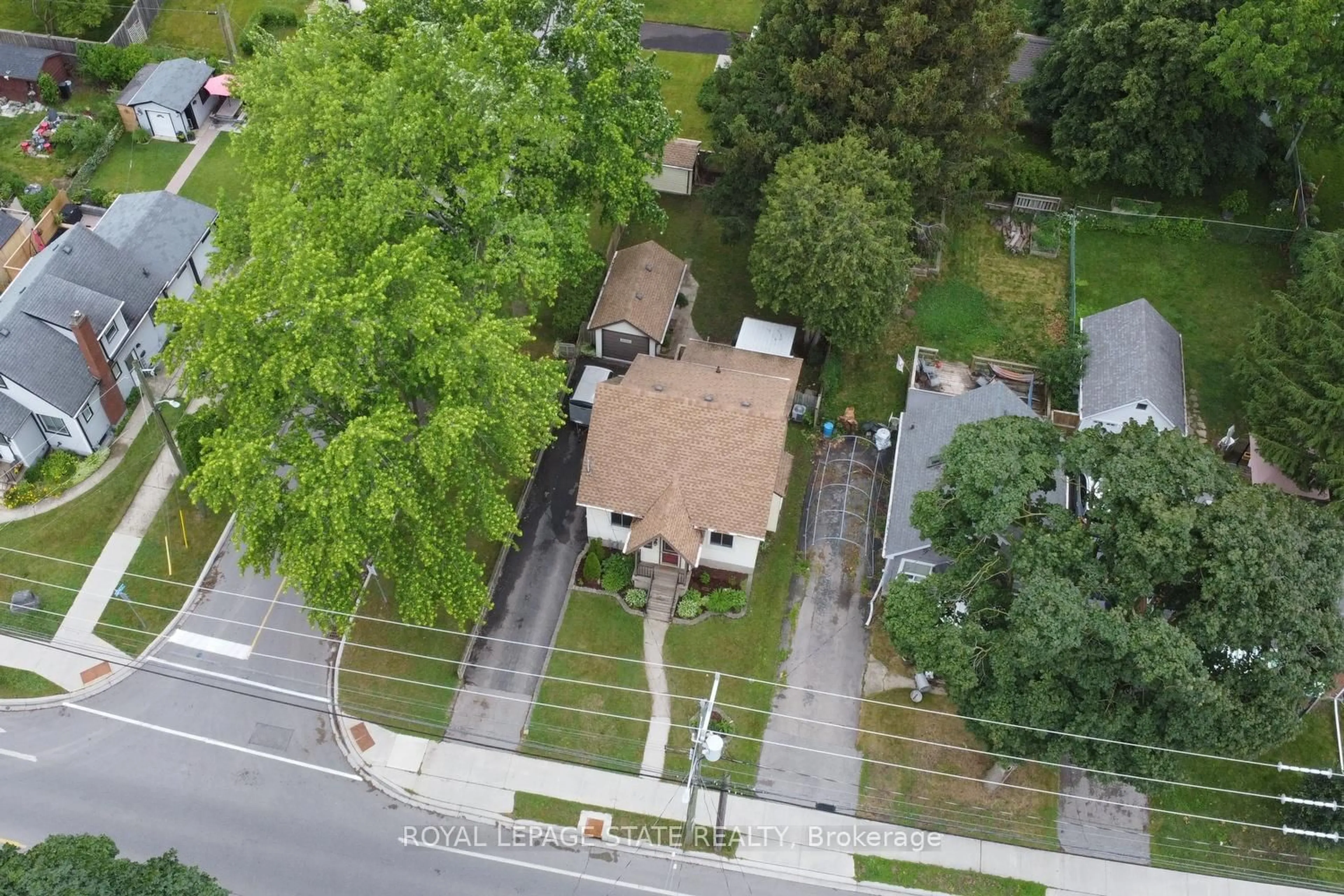 A pic from outside/outdoor area/front of a property/back of a property/a pic from drone, street for 478 Stirling Ave, Kitchener Ontario N2M 3J2