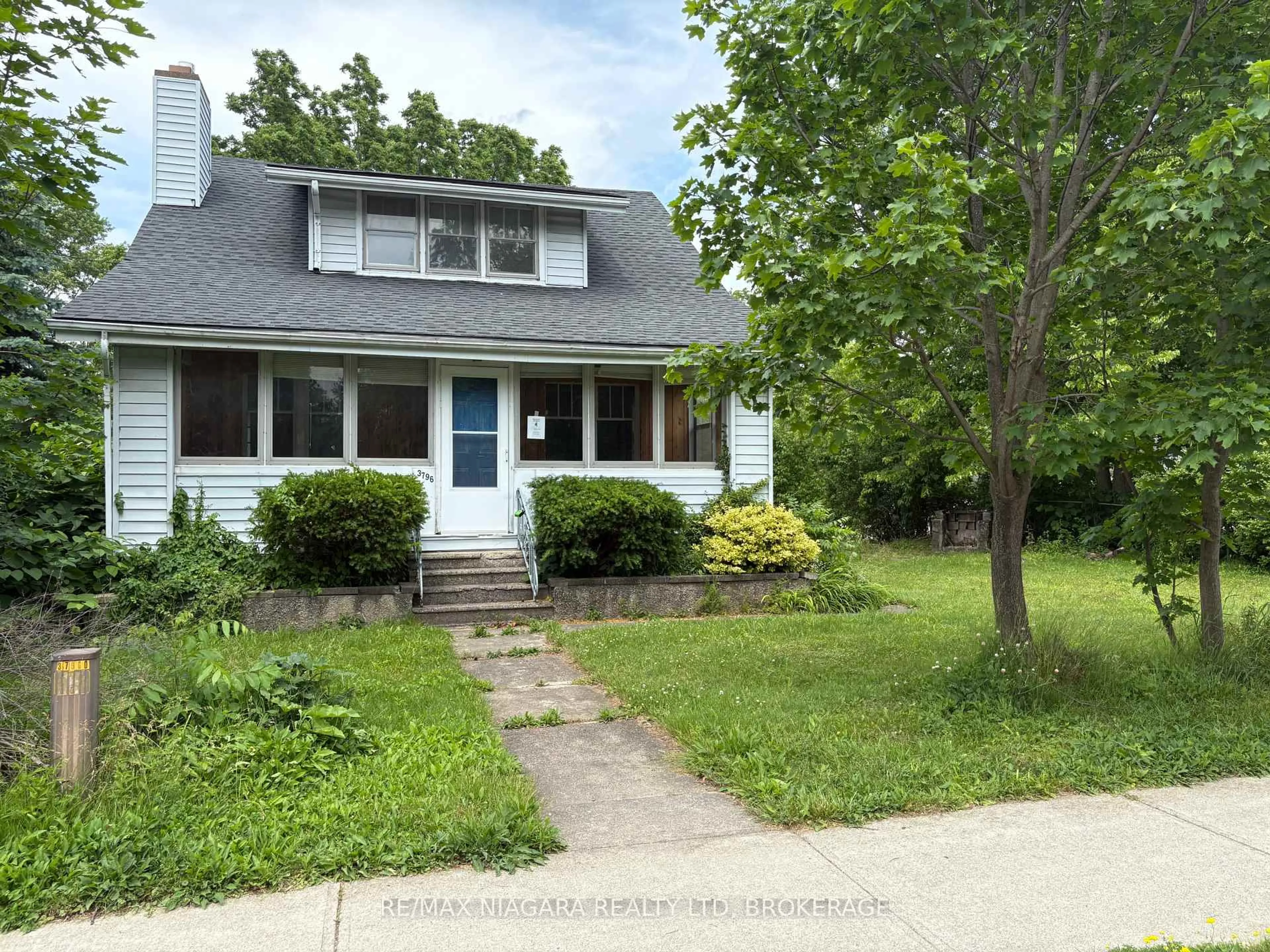 Home with vinyl exterior material, street for 3796 Dominion Rd, Fort Erie Ontario L0S 1N0