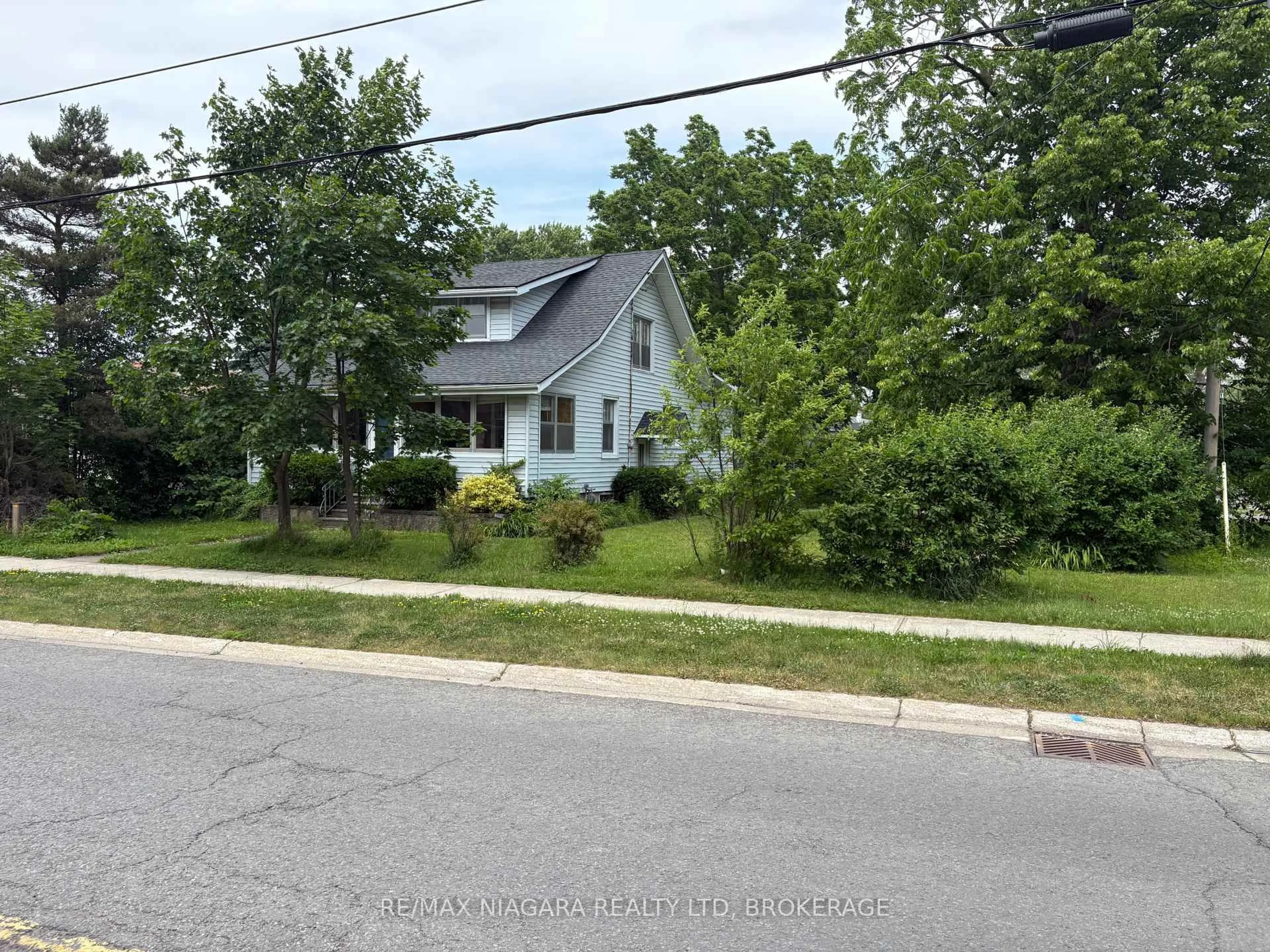 A pic from outside/outdoor area/front of a property/back of a property/a pic from drone, street for 3796 Dominion Rd, Fort Erie Ontario L0S 1N0