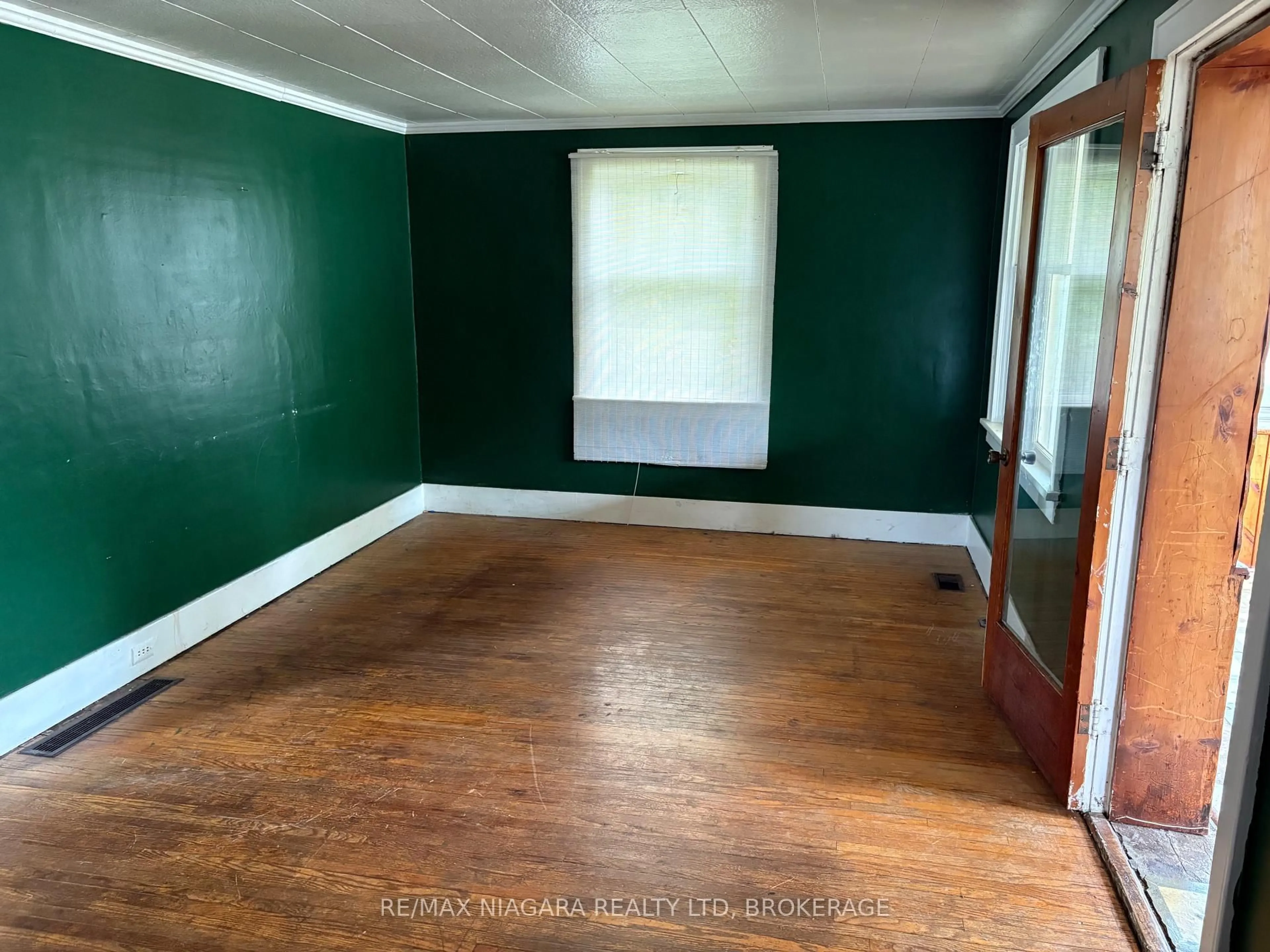A pic of a room for 3796 Dominion Rd, Fort Erie Ontario L0S 1N0