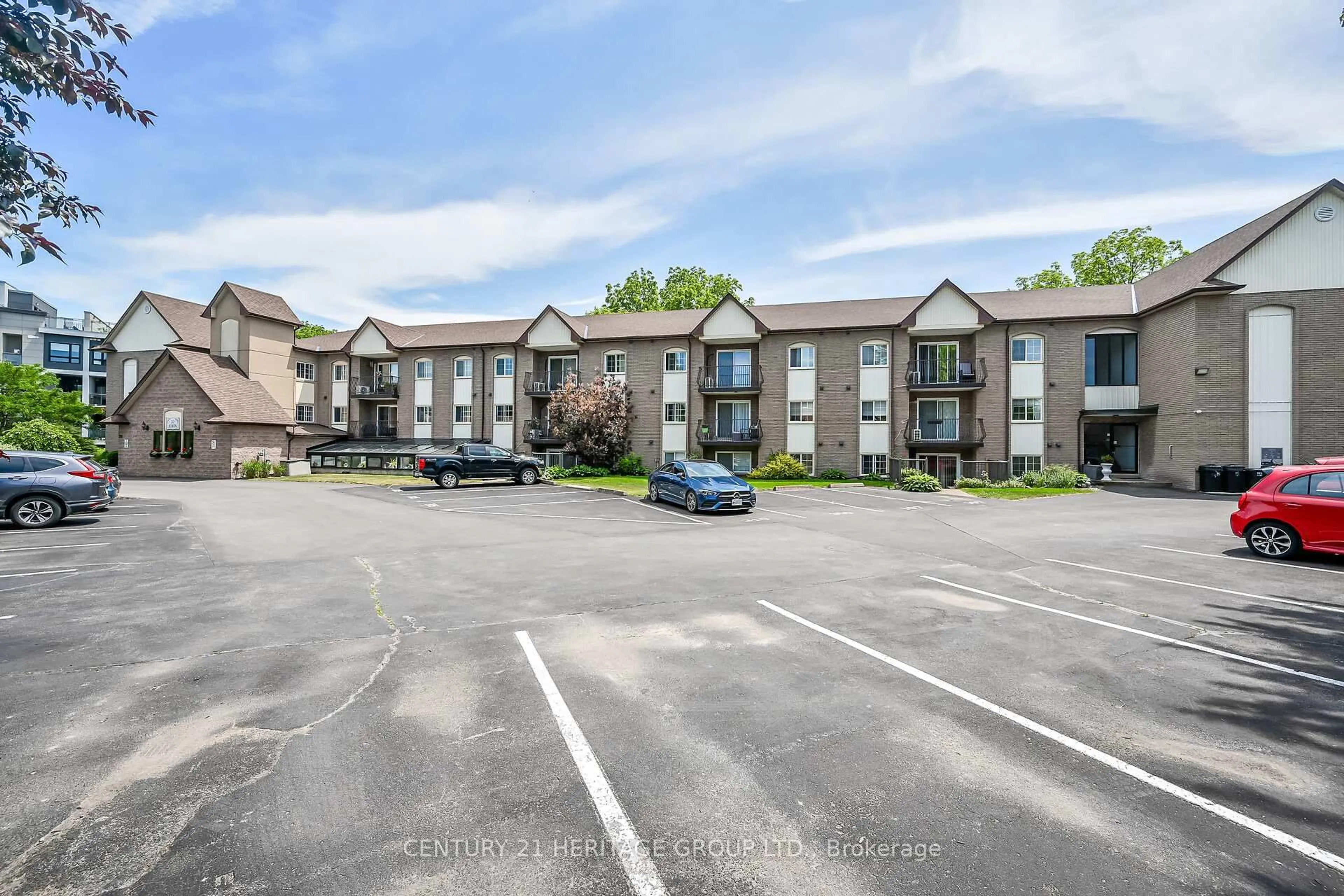 Patio, mountain view for 20 John St ##207, Grimsby Ontario L3M 1X5
