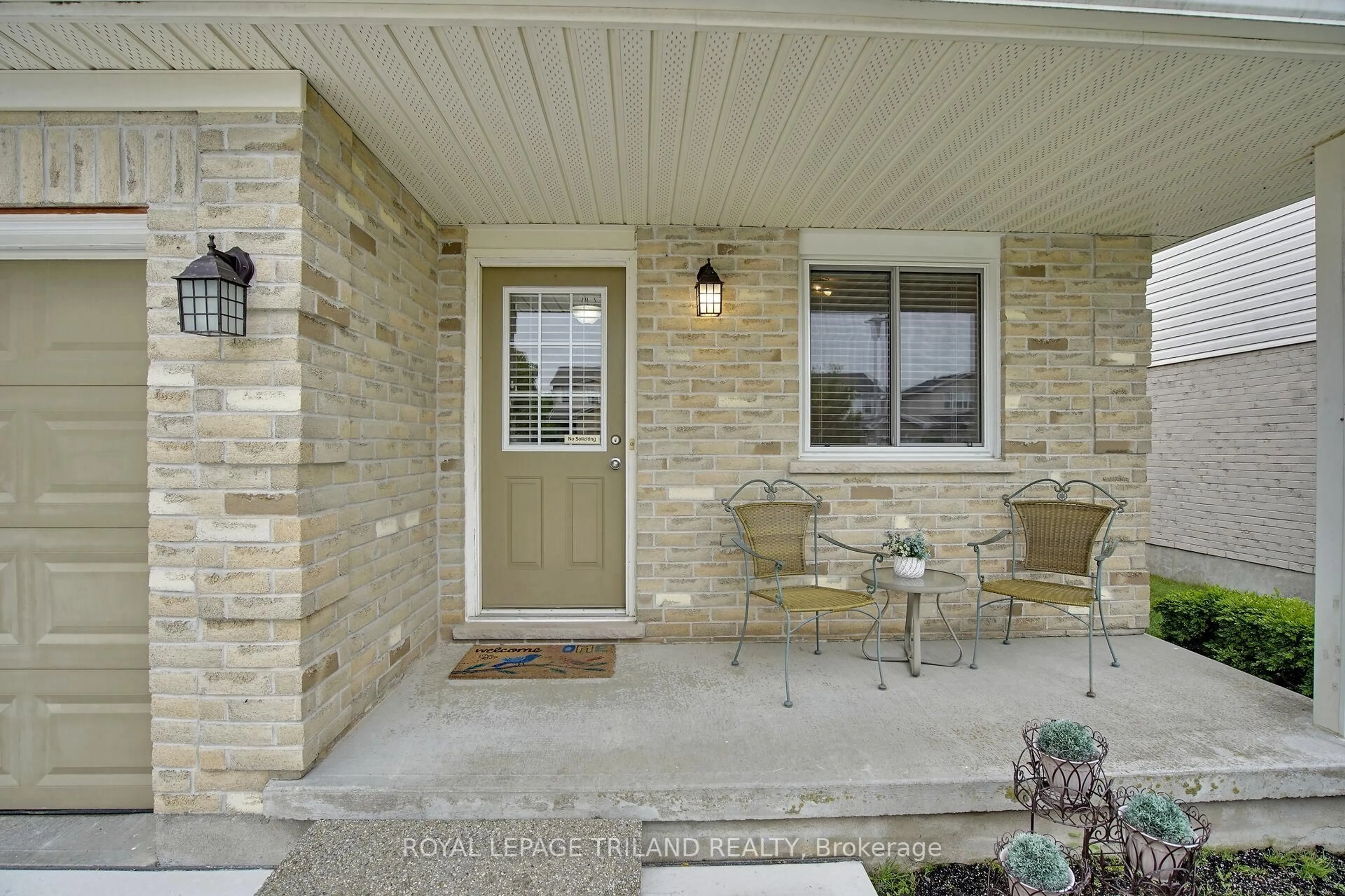 Indoor entryway for 847 MARIGOLD St, London North Ontario N5X 4G7