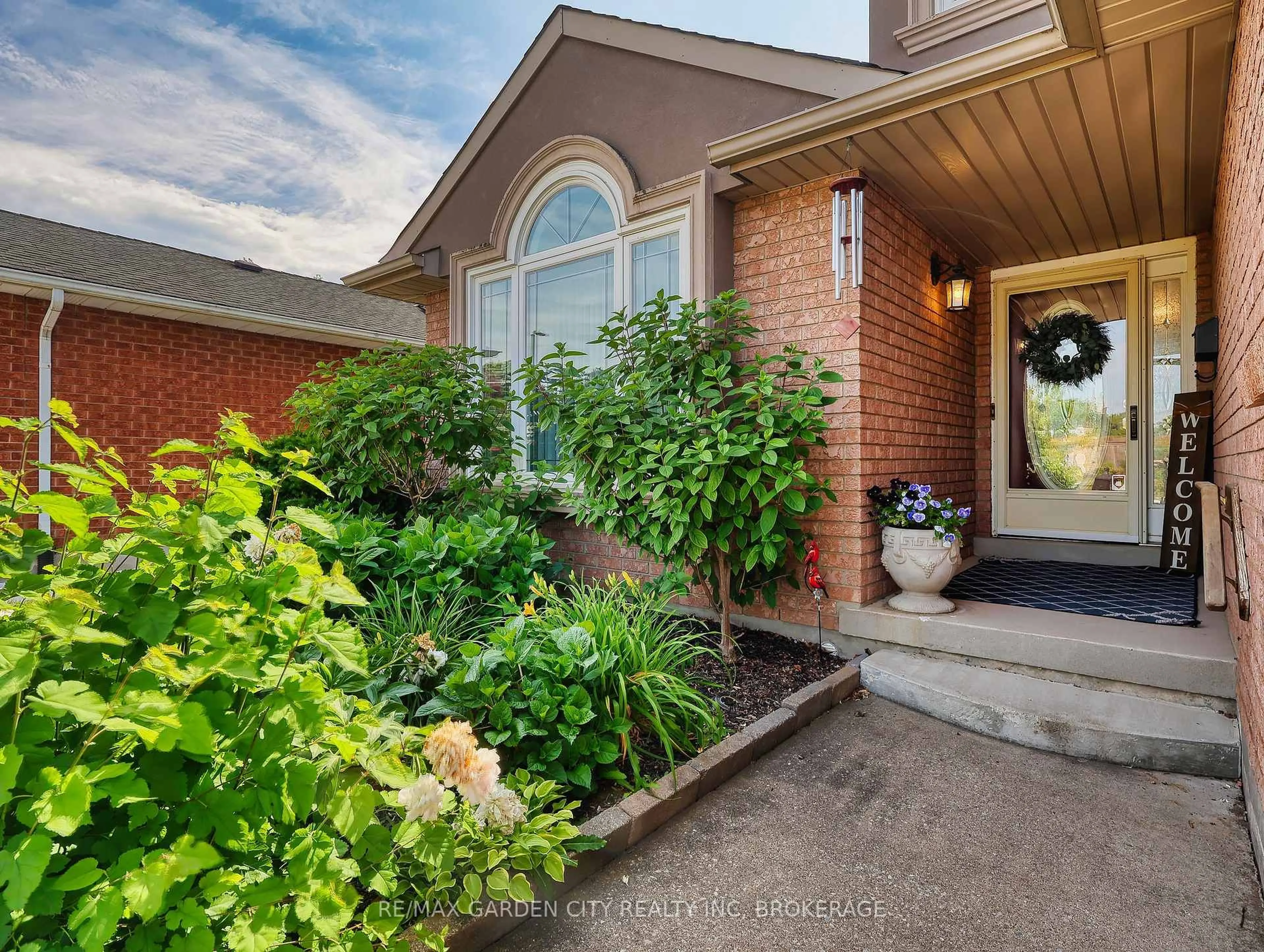 Home with brick exterior material, street for 192 Northwood Dr, Welland Ontario L3C 6V7