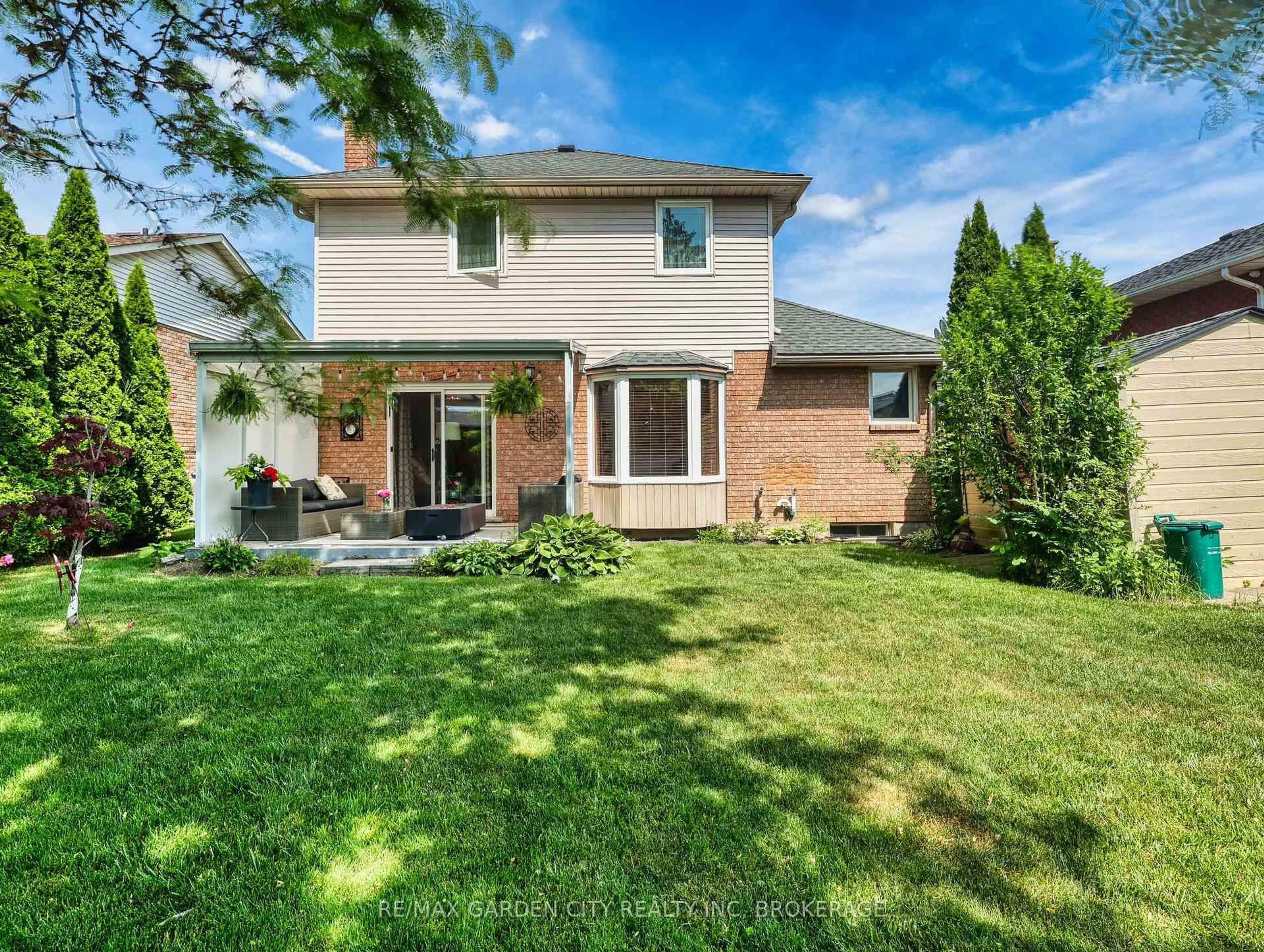 A pic from outside/outdoor area/front of a property/back of a property/a pic from drone, street for 192 Northwood Dr, Welland Ontario L3C 6V7
