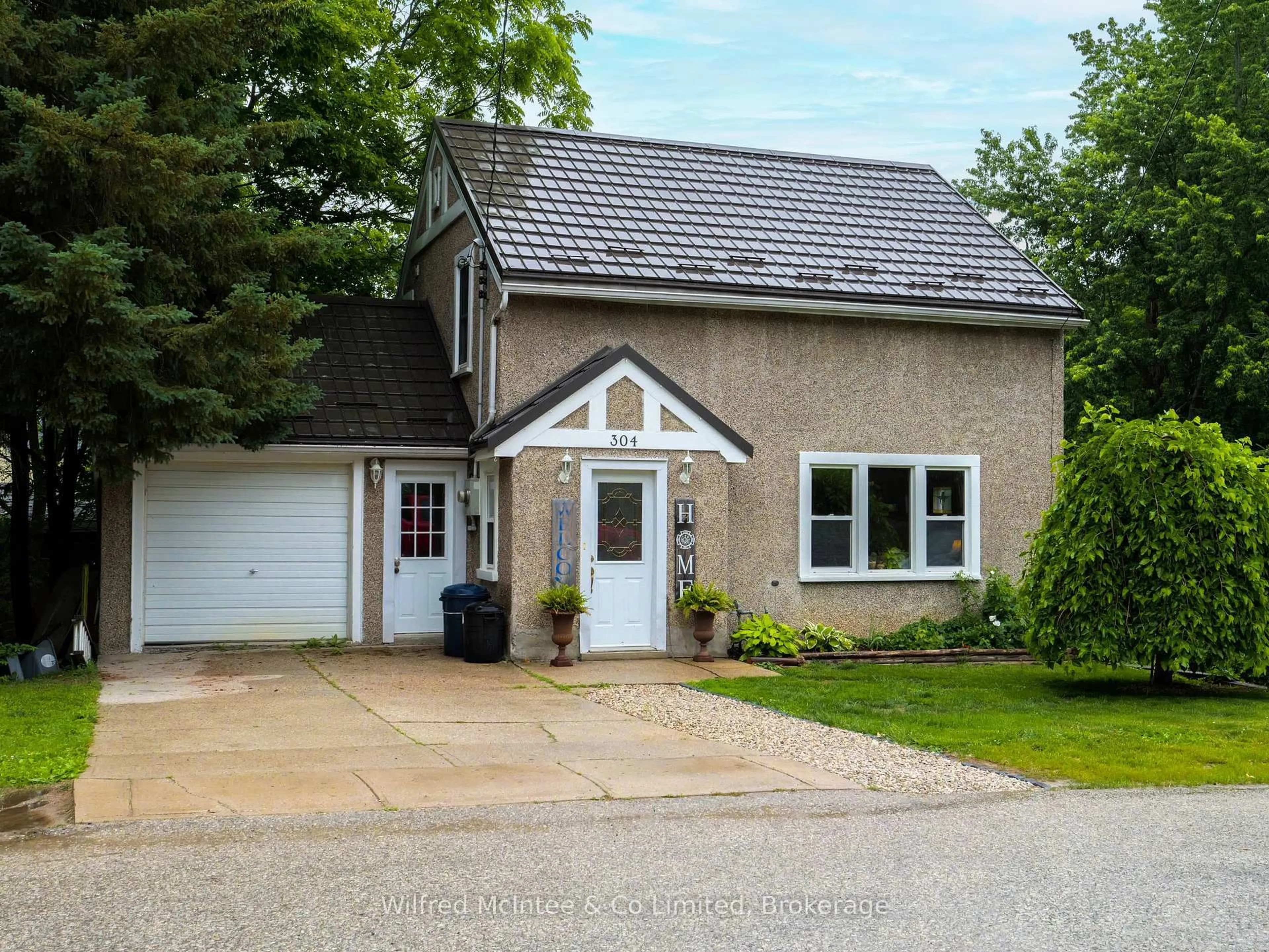Home with vinyl exterior material, street for 304 Napier St, Brockton Ontario N0G 2V0