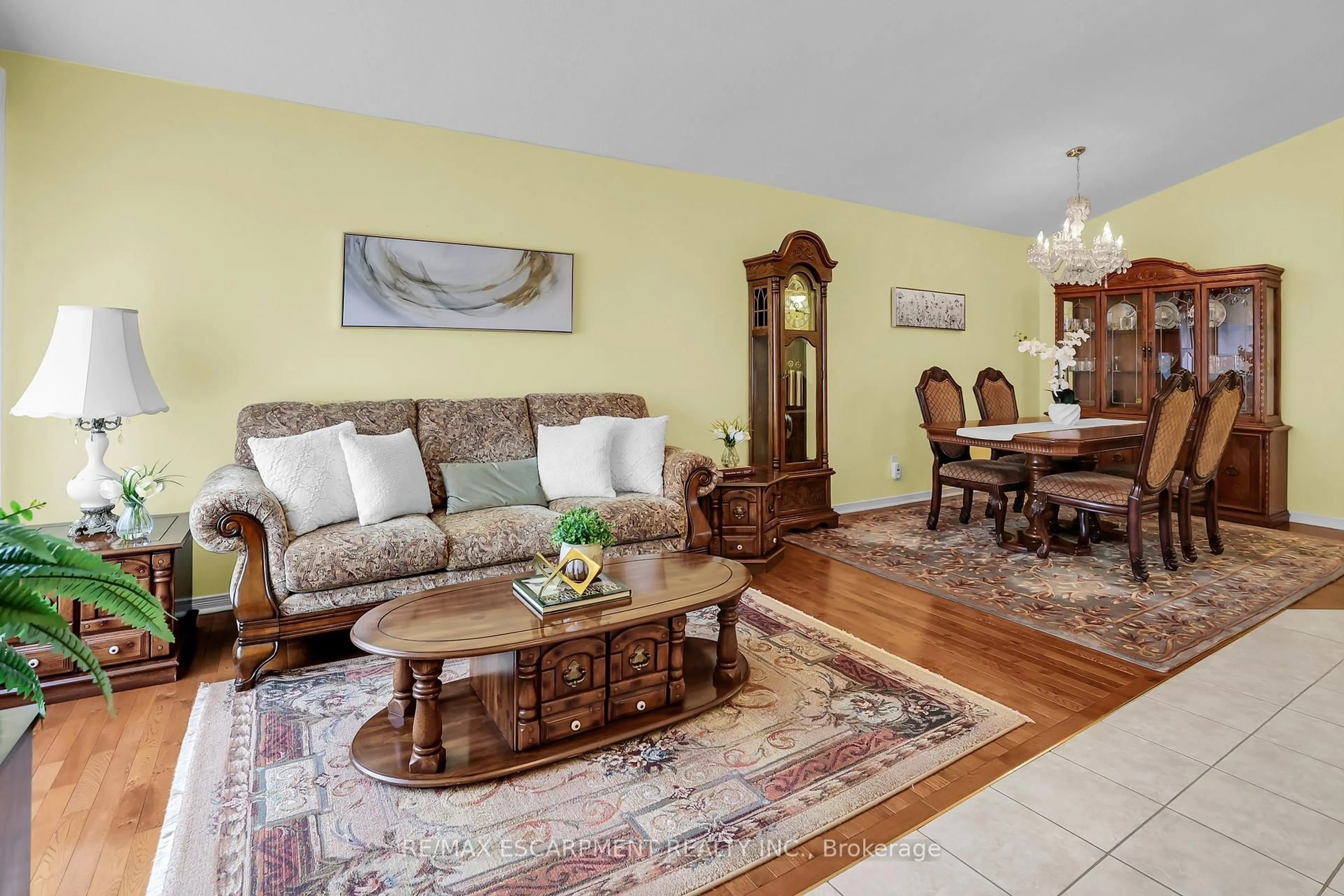 Living room with furniture, unknown for 68 Hillcroft Dr, Hamilton Ontario L8J 3W9