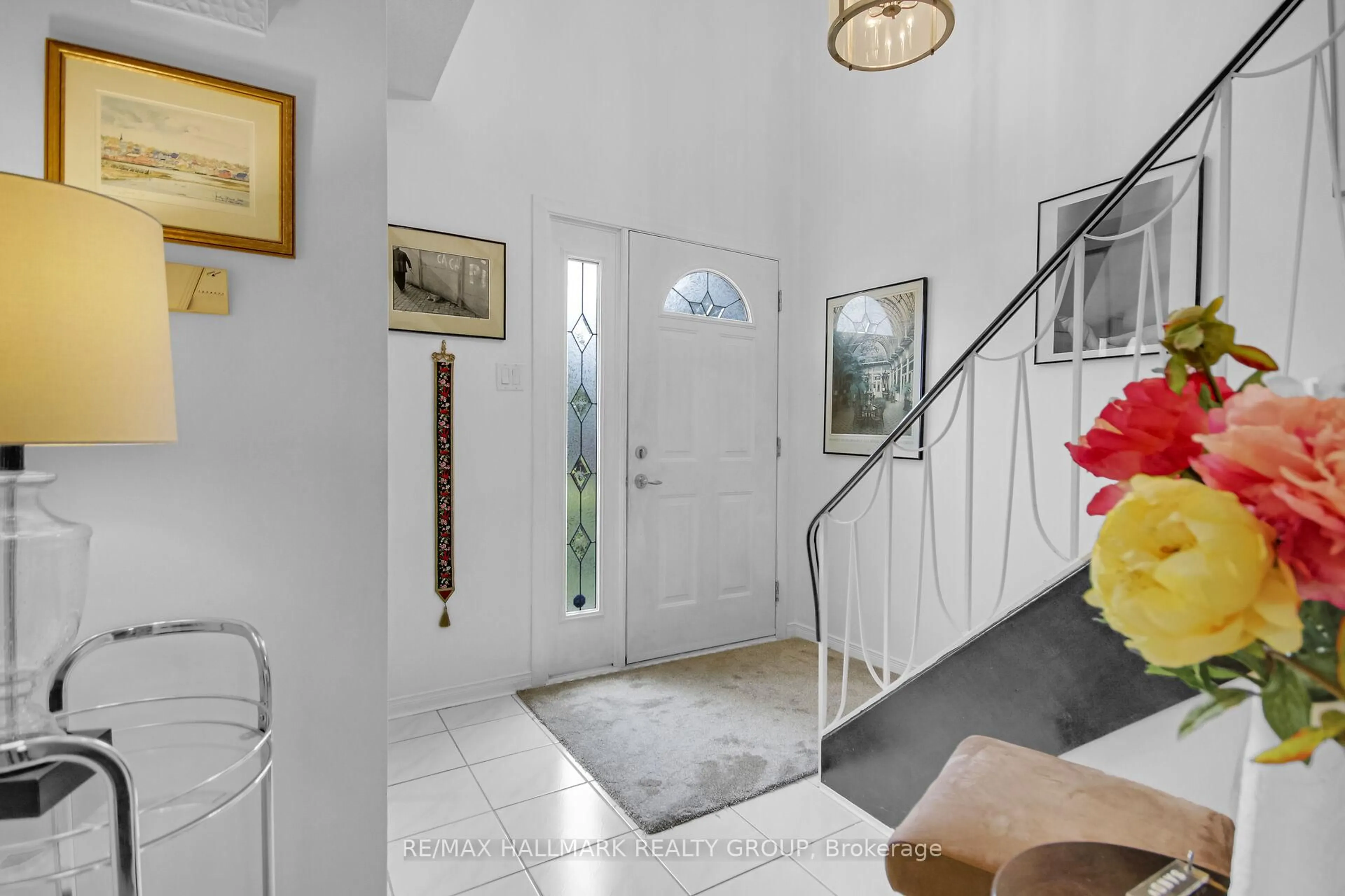 Indoor entryway for 42 Bentworth Cres, Ottawa Ontario K2G 3X2
