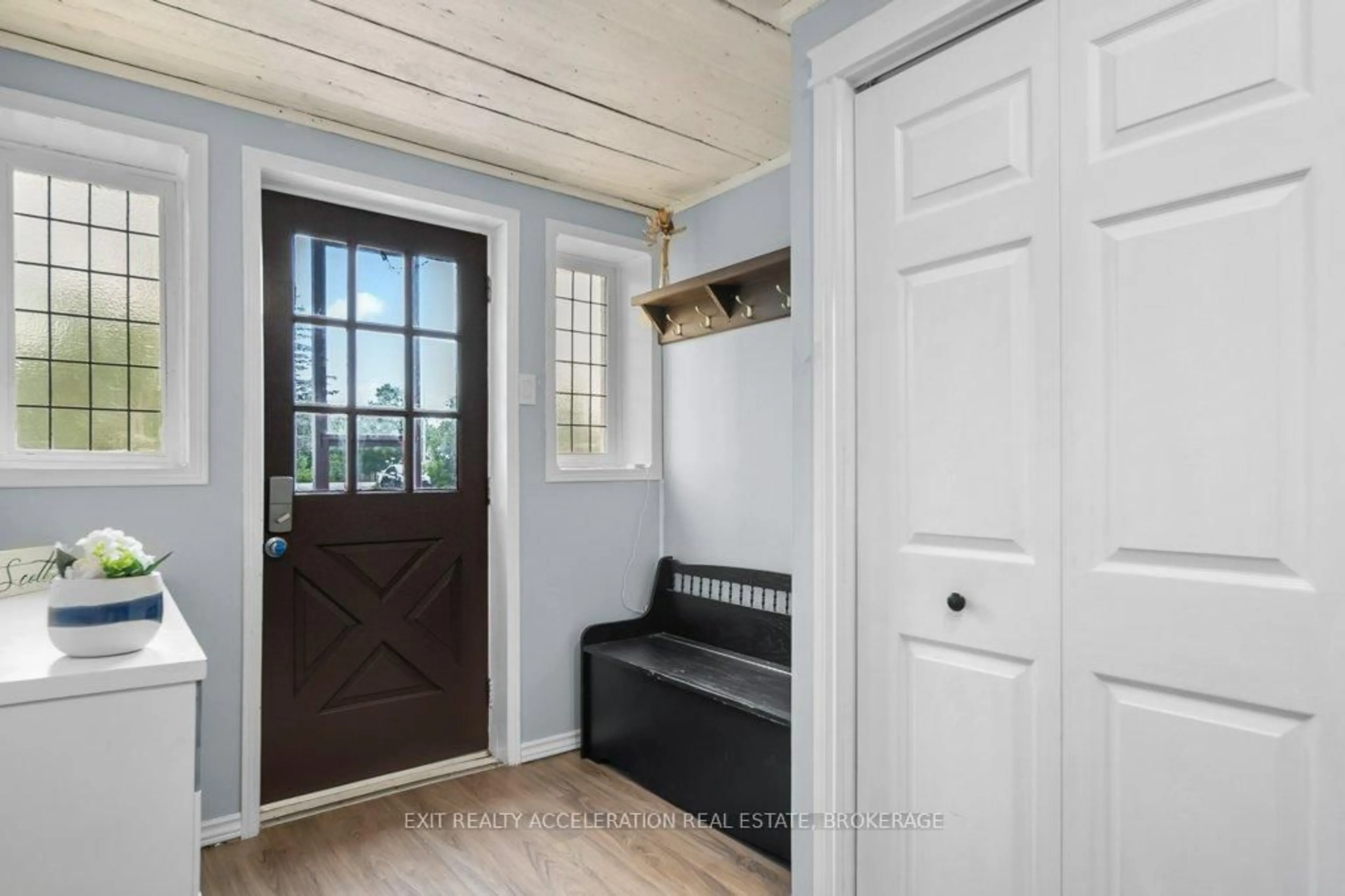Indoor entryway for 1810 Sydenham Rd, Kingston Ontario K7L 4V4