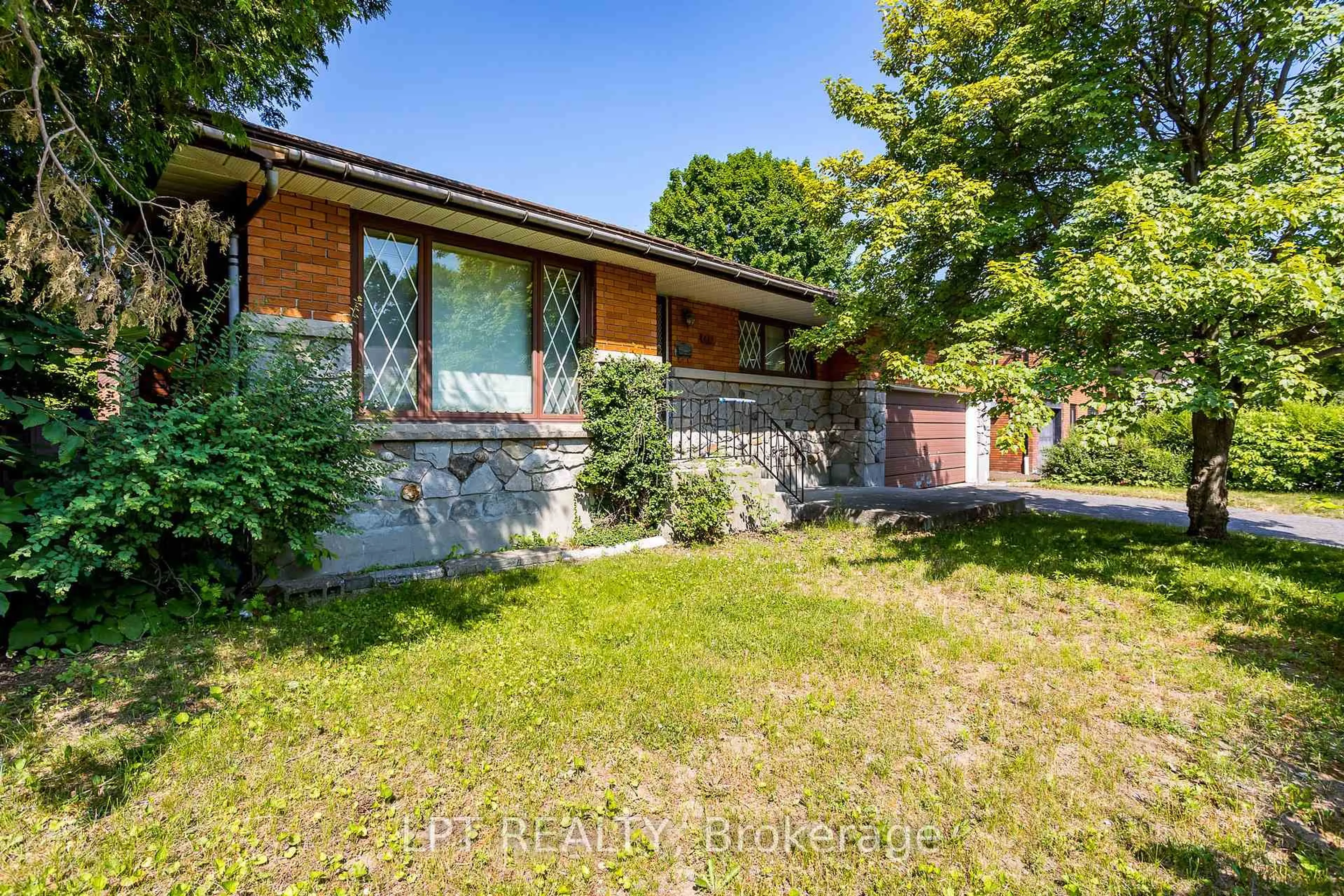 A pic from outside/outdoor area/front of a property/back of a property/a pic from drone, street for 648 Parkview Rd, Ottawa Ontario K1Z 6E5