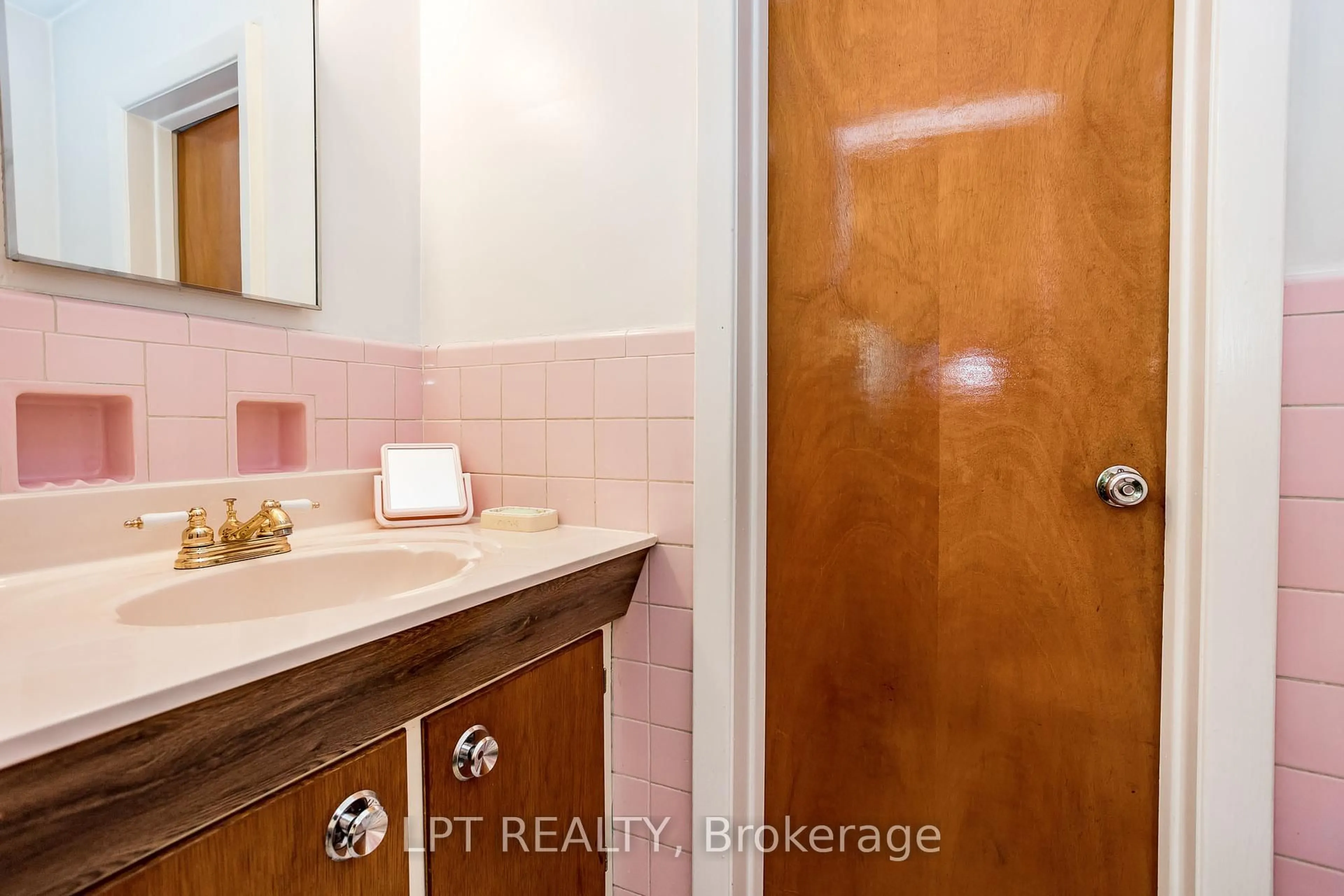 Standard bathroom, ceramic/tile floor for 648 Parkview Rd, Ottawa Ontario K1Z 6E5
