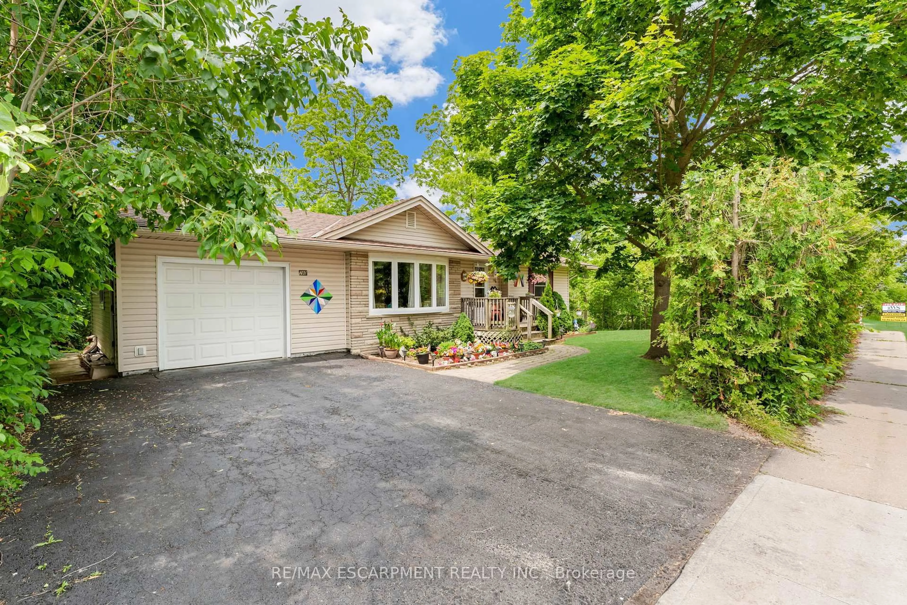 A pic from outside/outdoor area/front of a property/back of a property/a pic from drone, street for 280 West St, West Lincoln Ontario L0R 2A0