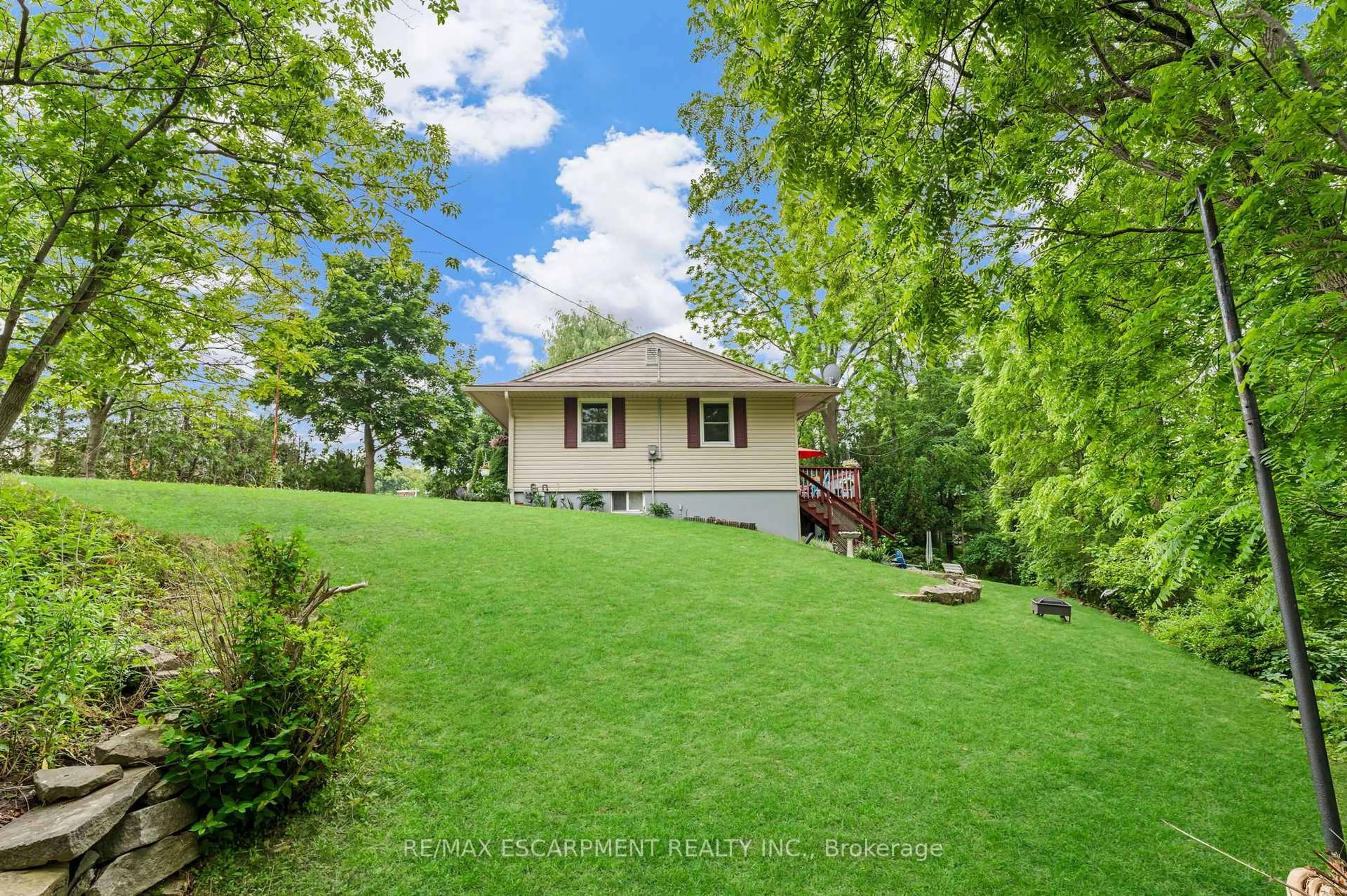 A pic from outside/outdoor area/front of a property/back of a property/a pic from drone, unknown for 280 West St, West Lincoln Ontario L0R 2A0