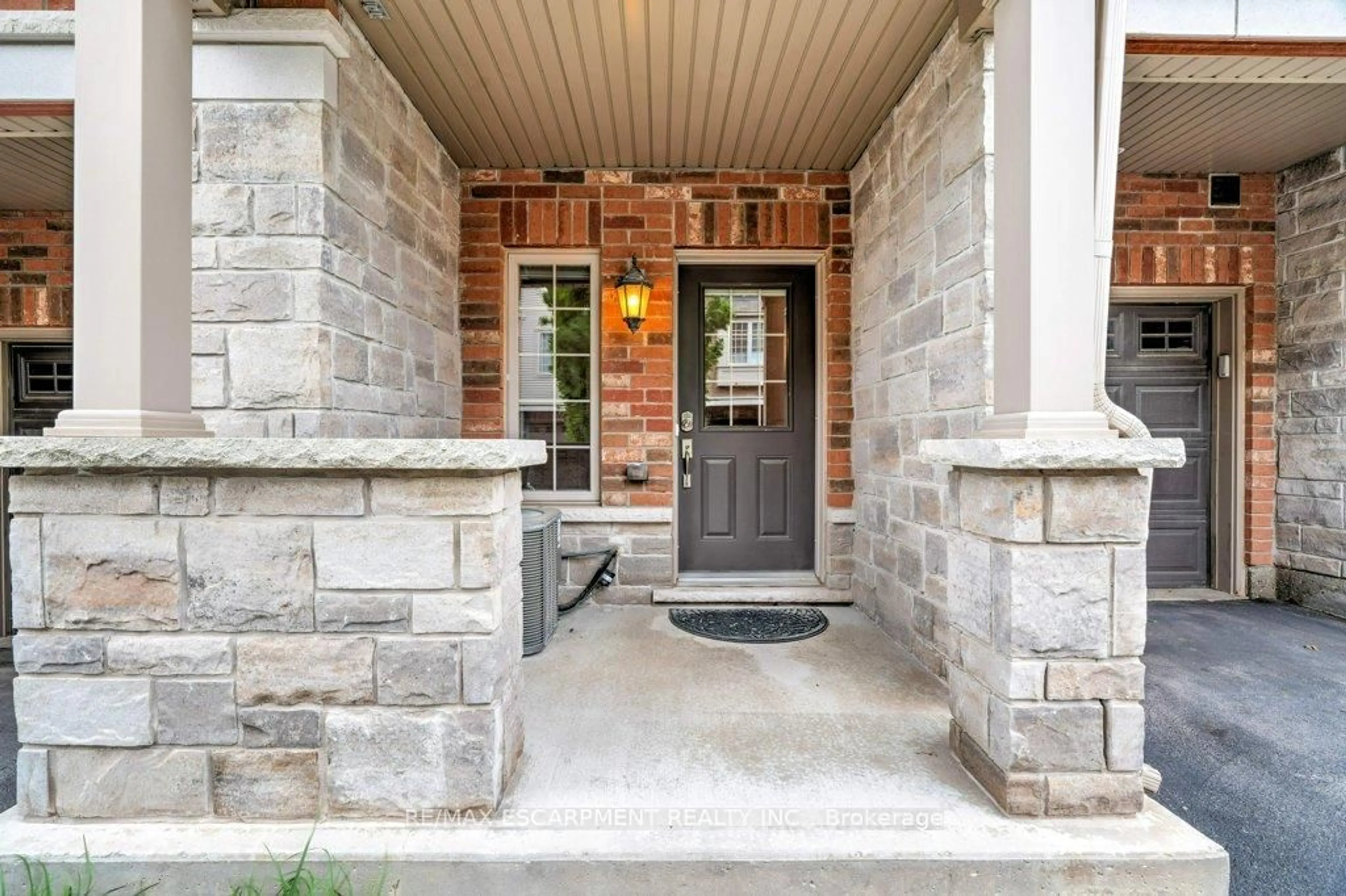 Indoor entryway for 257 Parkside Dr #39, Hamilton Ontario L8B 0W5