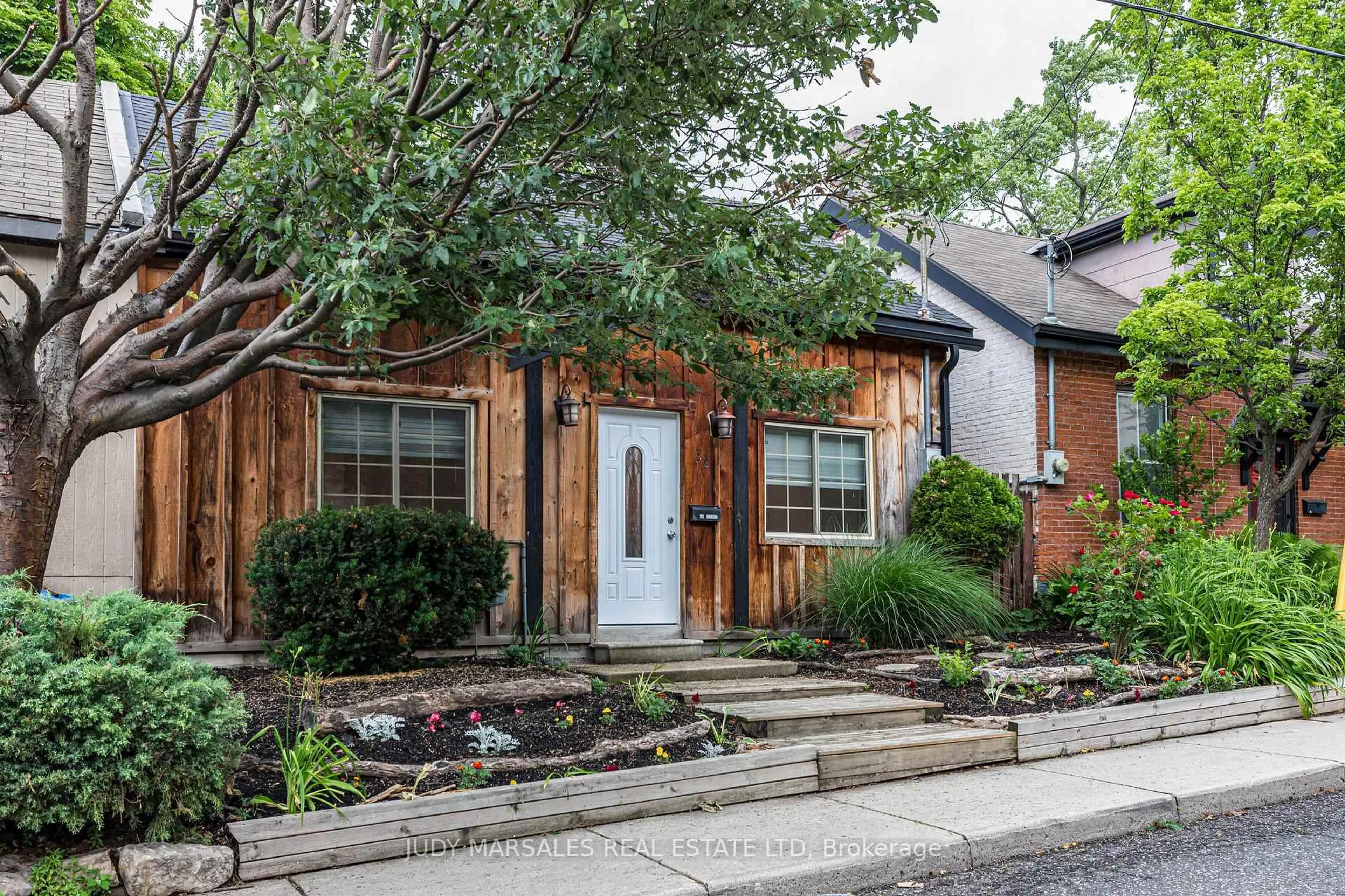 Home with brick exterior material, street for 32 Pearl St, Hamilton Ontario L8P 3W6
