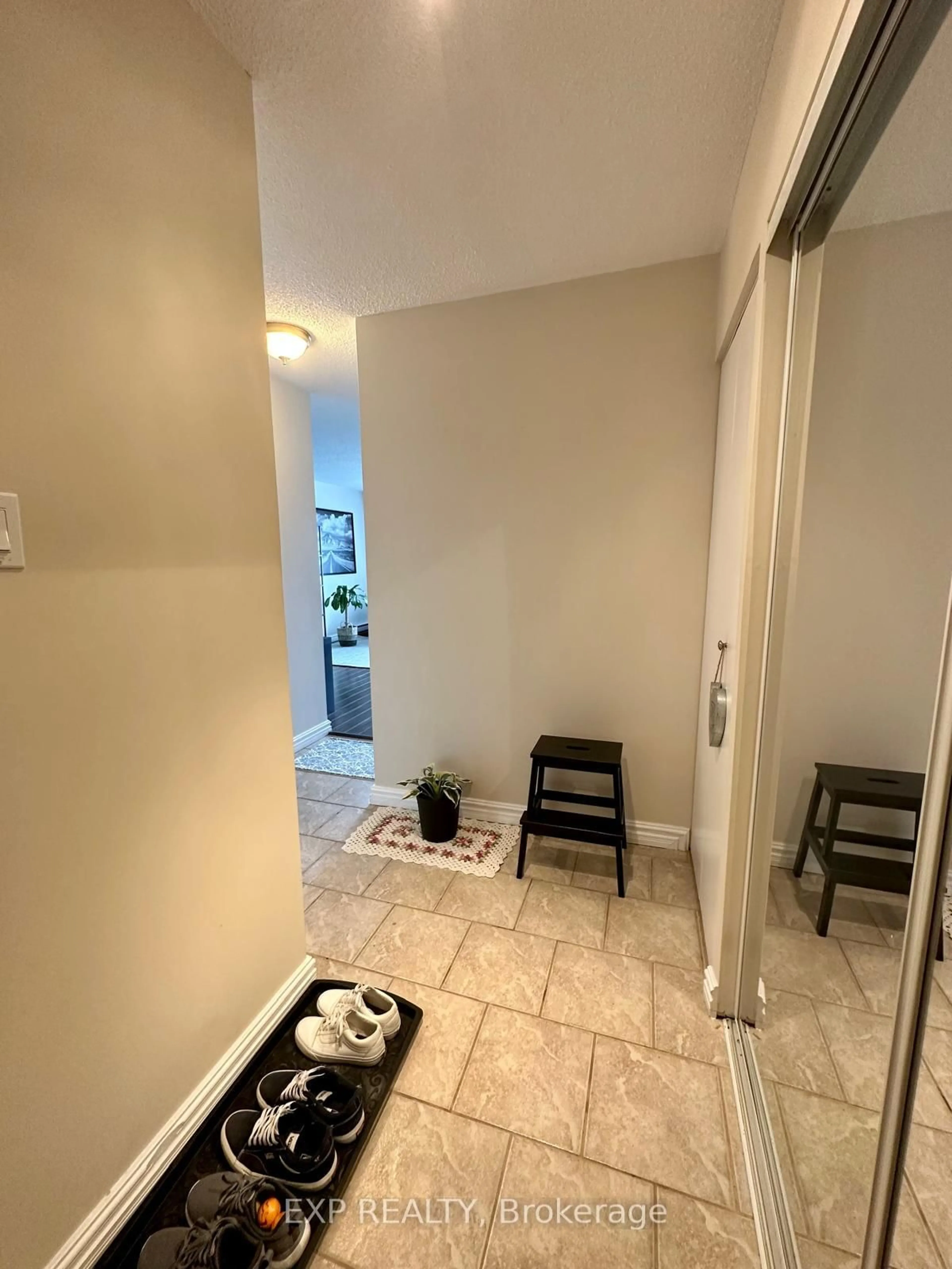 Indoor entryway for 158A McArthur Ave Ave #909, Ottawa Ontario K1L 7E7