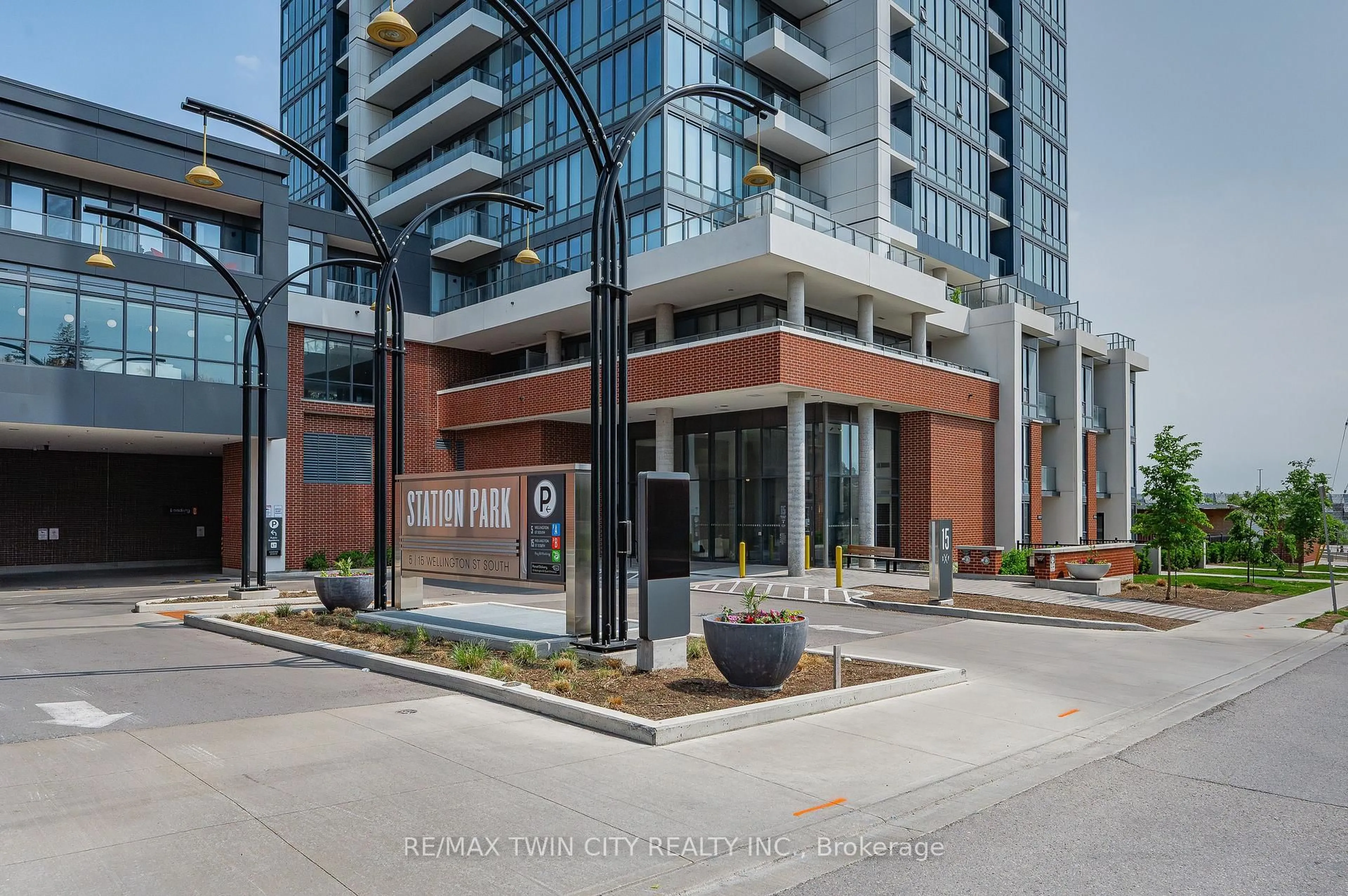Indoor foyer for 15 Wellington St #309, Kitchener Ontario N2G 0E4