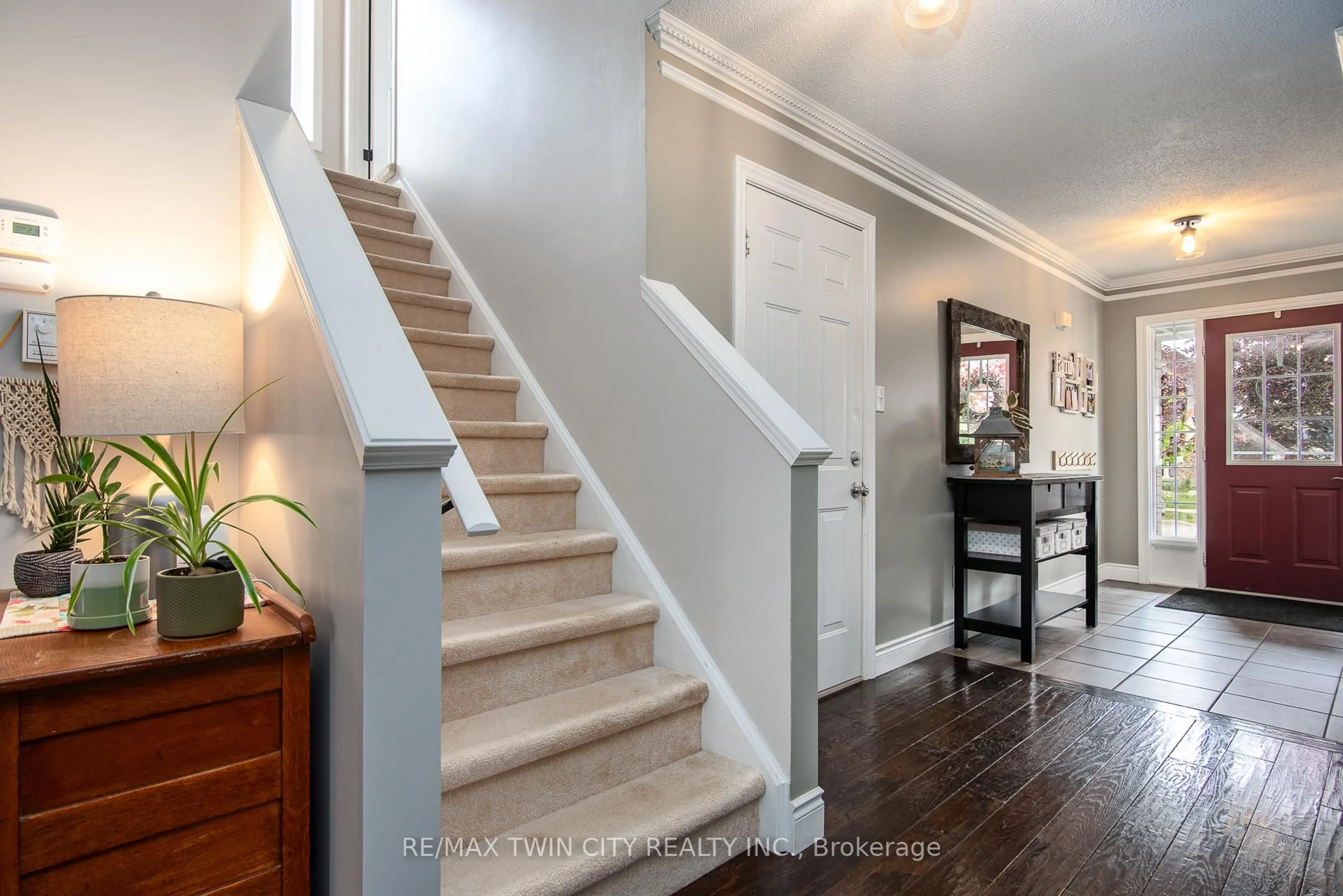 Indoor entryway for 55 Isabella St, Kitchener Ontario N2E 4J8