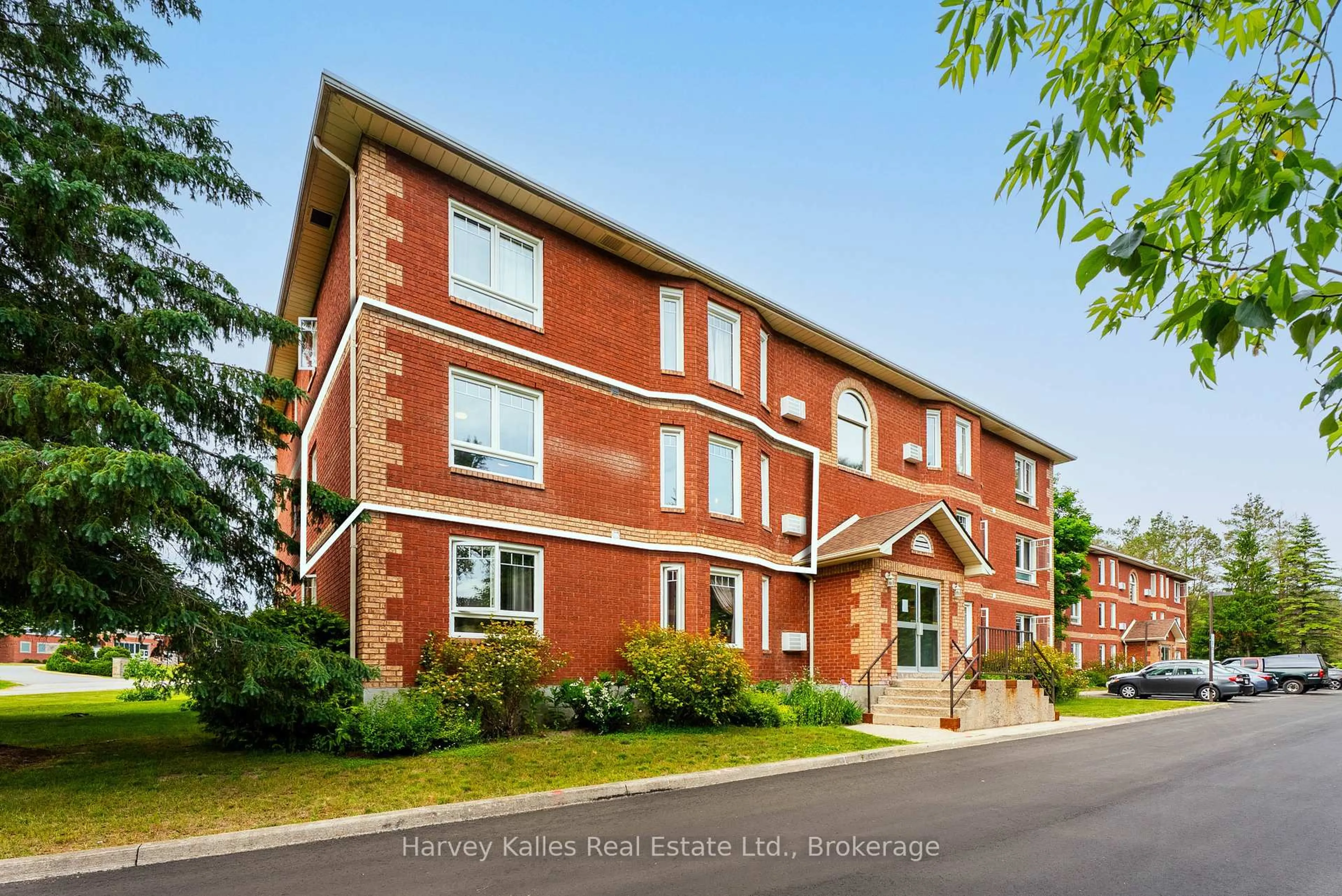 Home with brick exterior material, building for 661 Cedar Lane #202C, Bracebridge Ontario P1L 1N9
