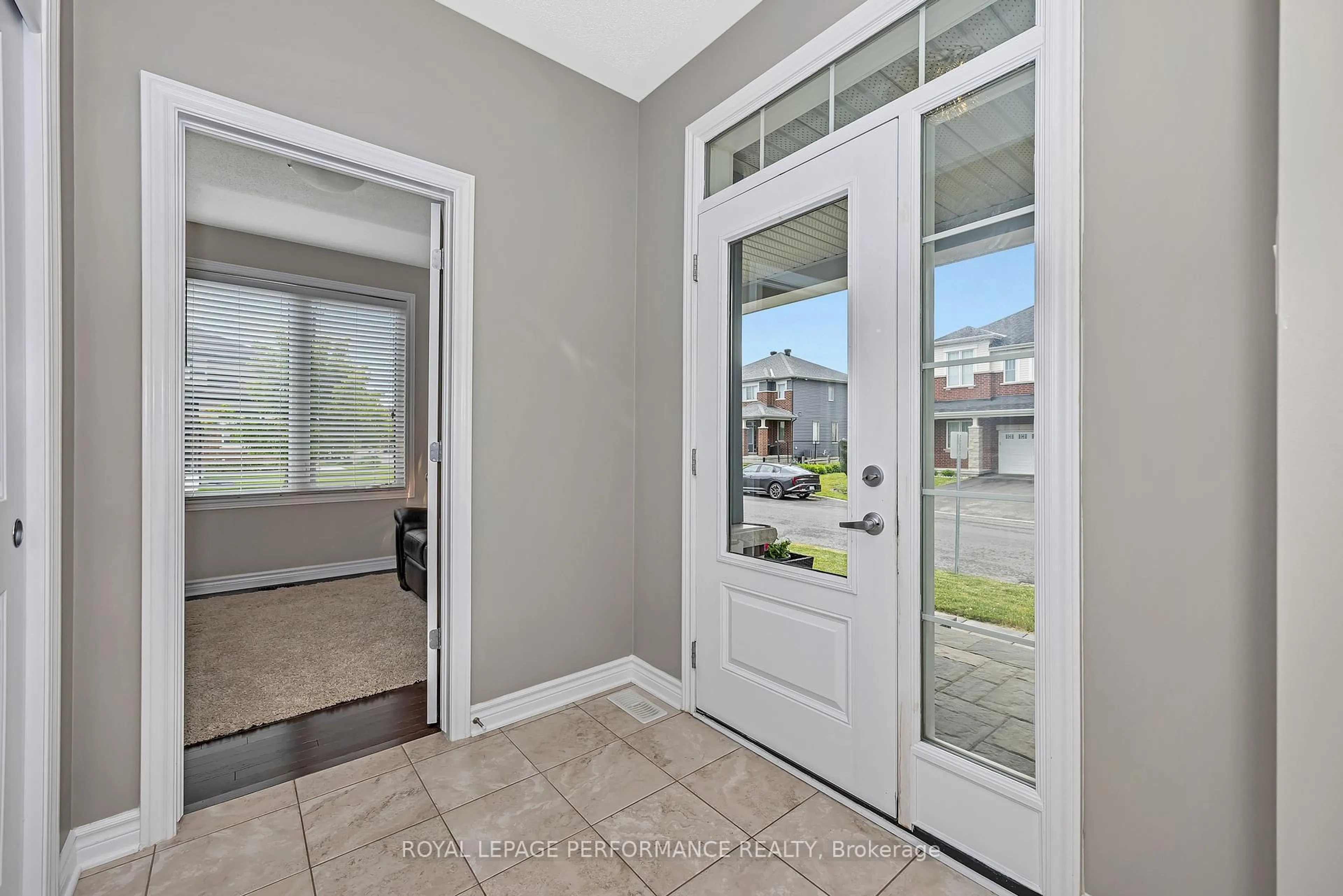 Indoor entryway for 344 Hepatica Way, Ottawa Ontario K4A 0Z1
