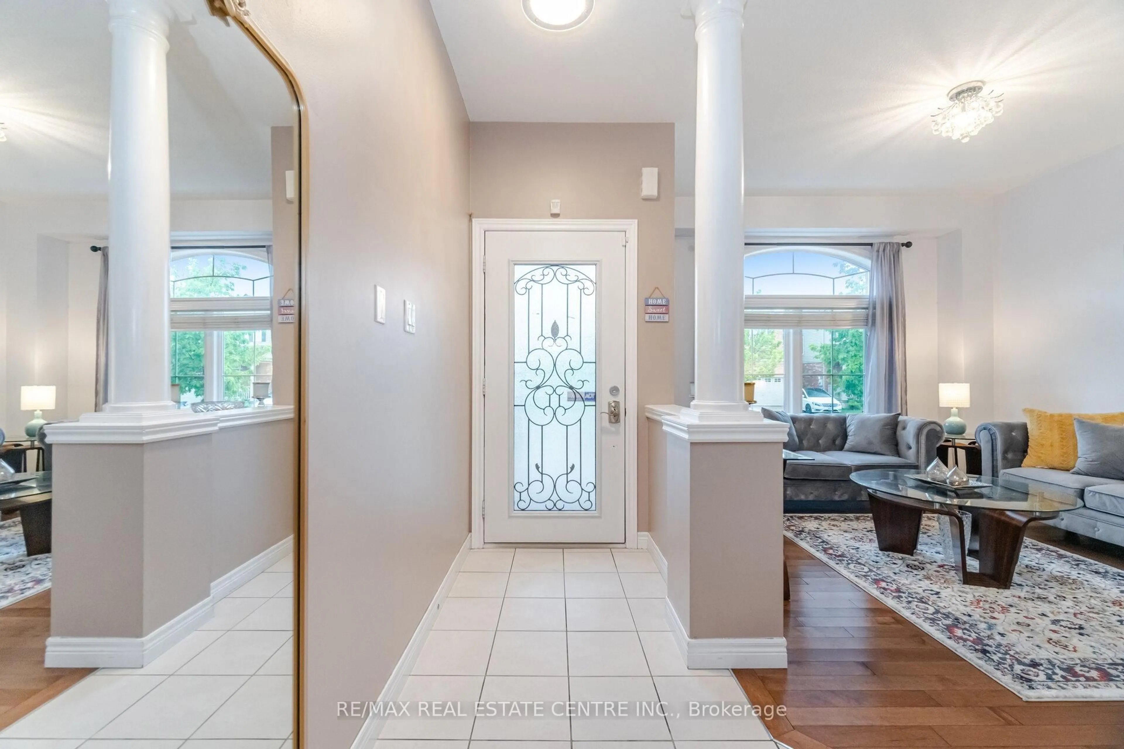 Indoor entryway for 343 Montreal Circ, Hamilton Ontario L8E 0C7