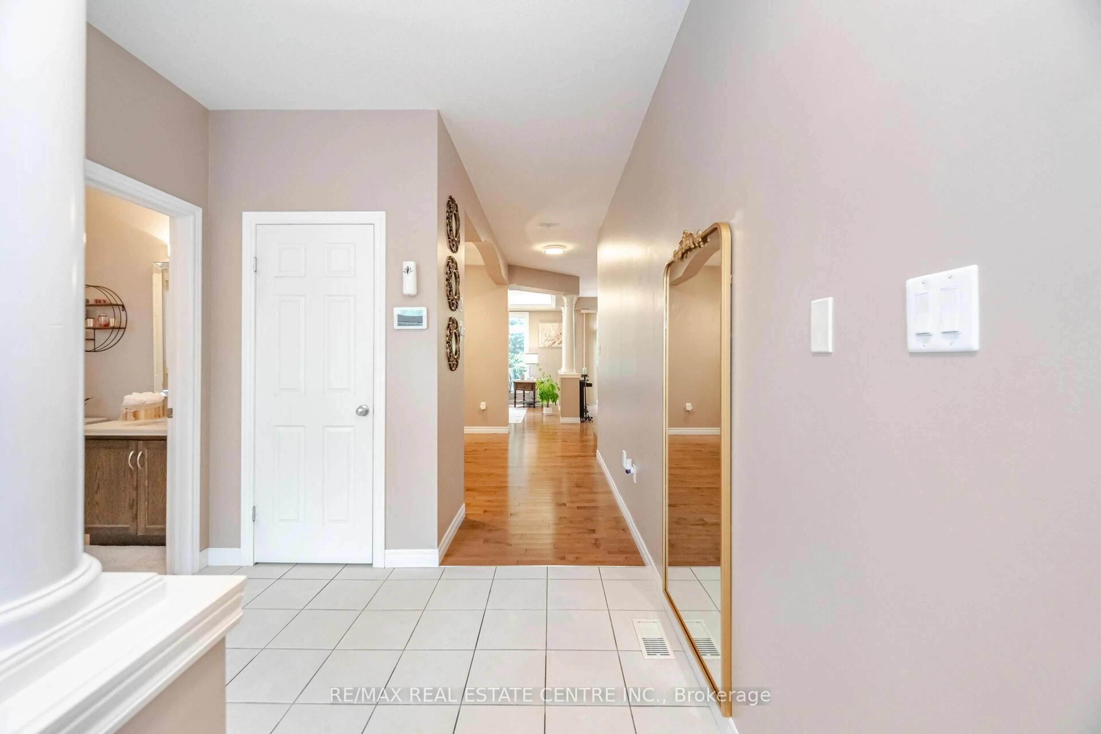 Indoor entryway for 343 Montreal Circ, Hamilton Ontario L8E 0C7