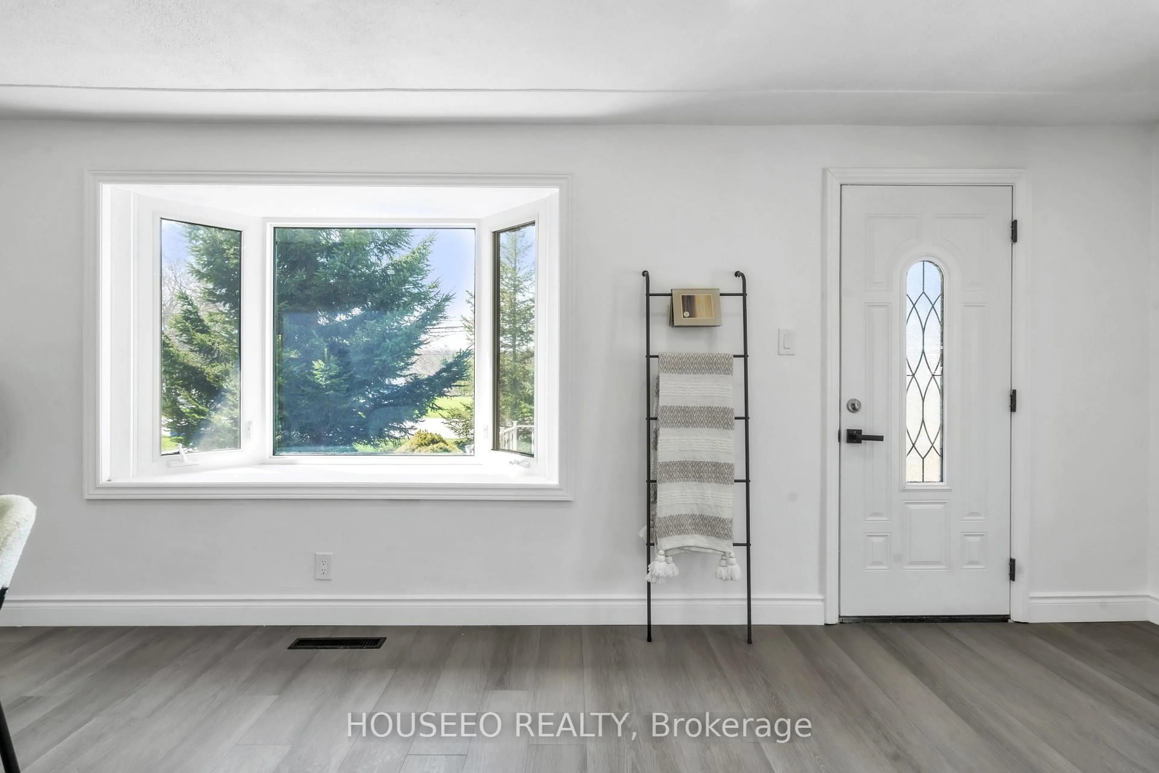 Indoor entryway for 1224 Hamilton Rd, London East Ontario N5W 1B2