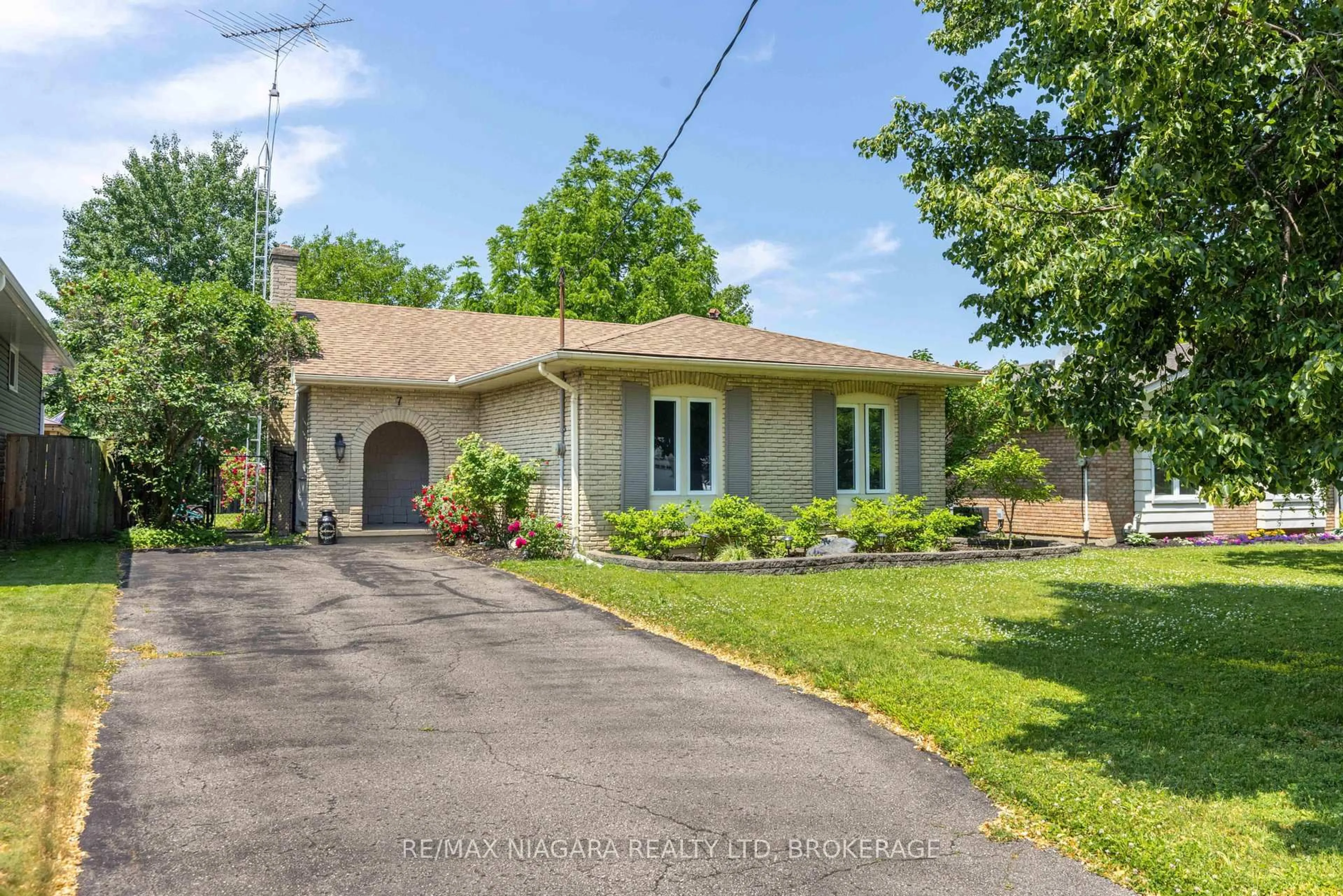 A pic from outside/outdoor area/front of a property/back of a property/a pic from drone, street for 7 Ameer Dr, St. Catharines Ontario L2N 3S9