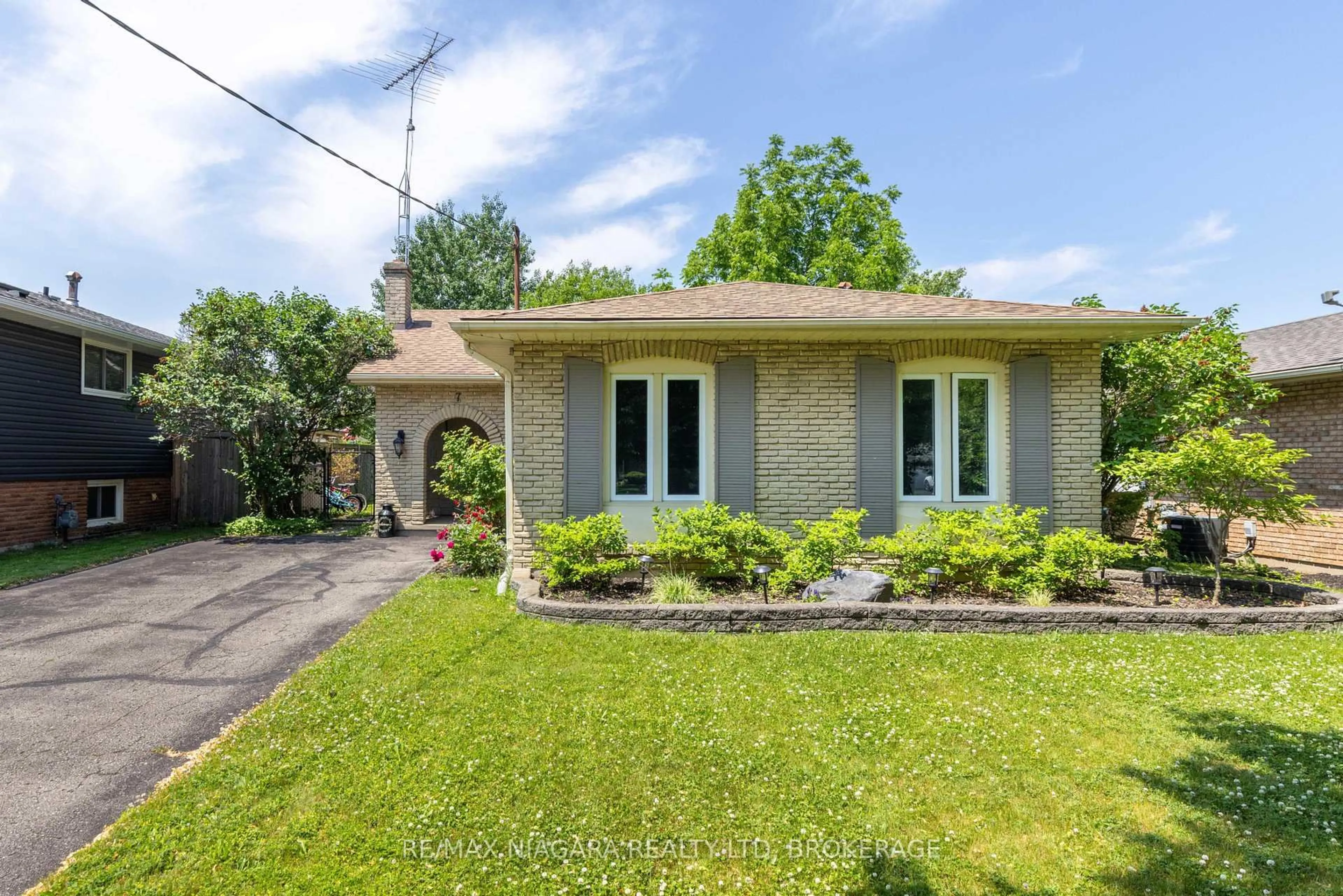Unknown for 7 Ameer Dr, St. Catharines Ontario L2N 3S9
