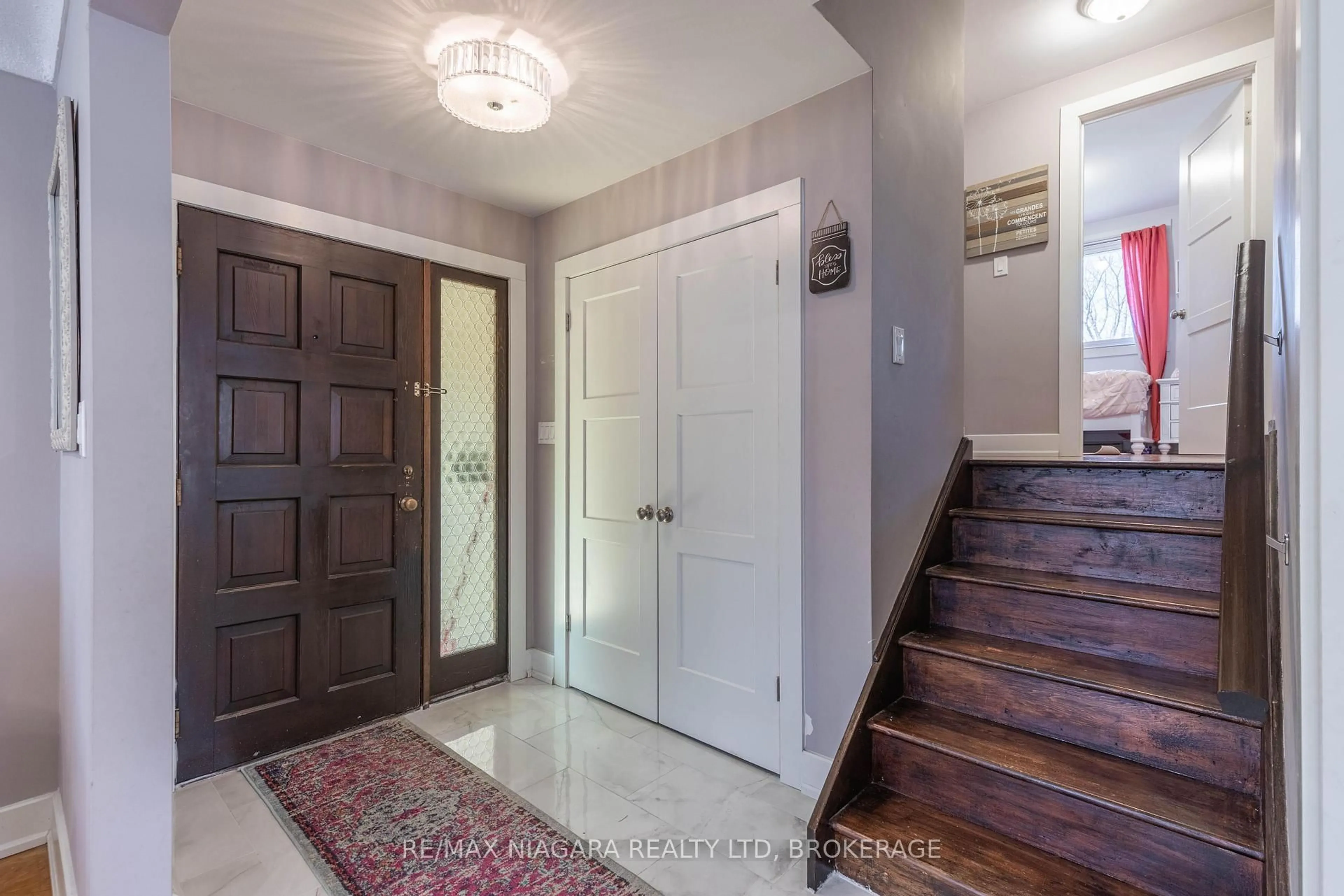 Indoor entryway for 7 Ameer Dr, St. Catharines Ontario L2N 3S9