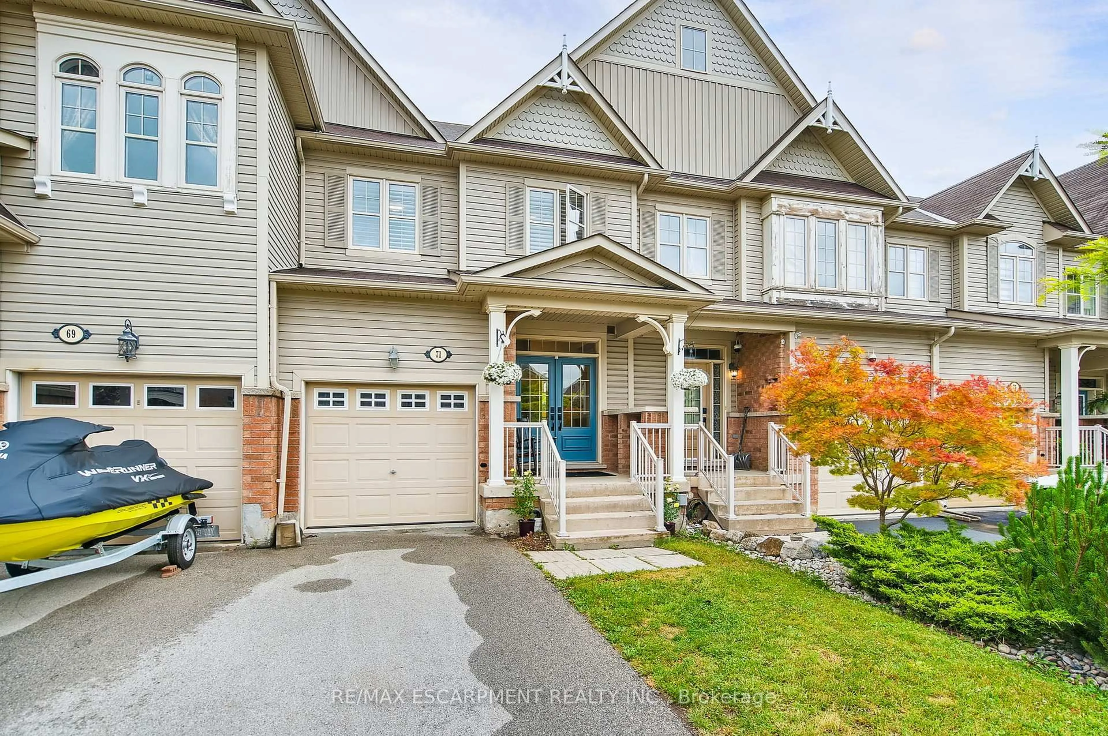 Home with vinyl exterior material, street for 71 CATHEDRAL Crt, Hamilton Ontario L8B 0S1