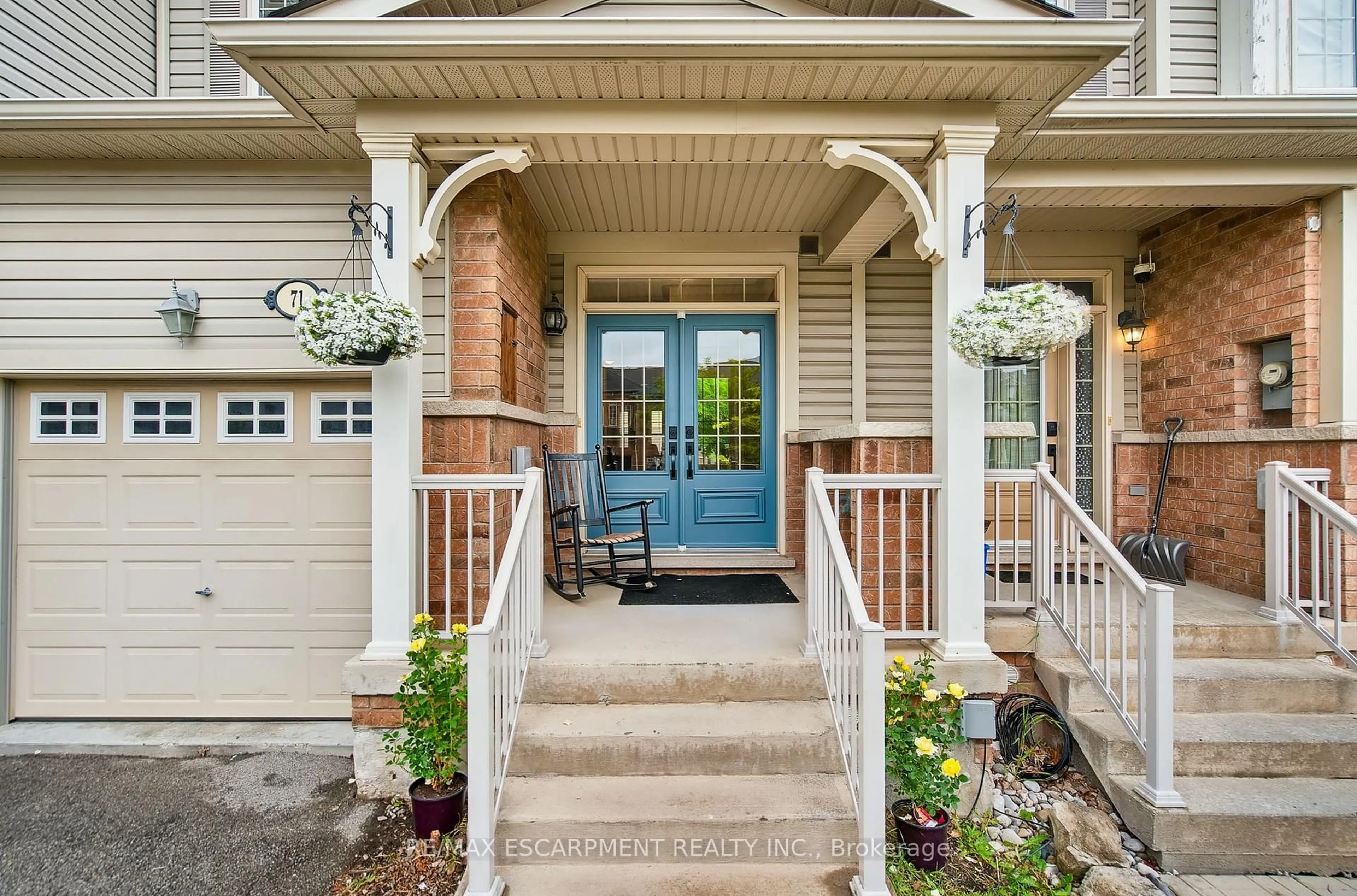 Indoor entryway for 71 CATHEDRAL Crt, Hamilton Ontario L8B 0S1