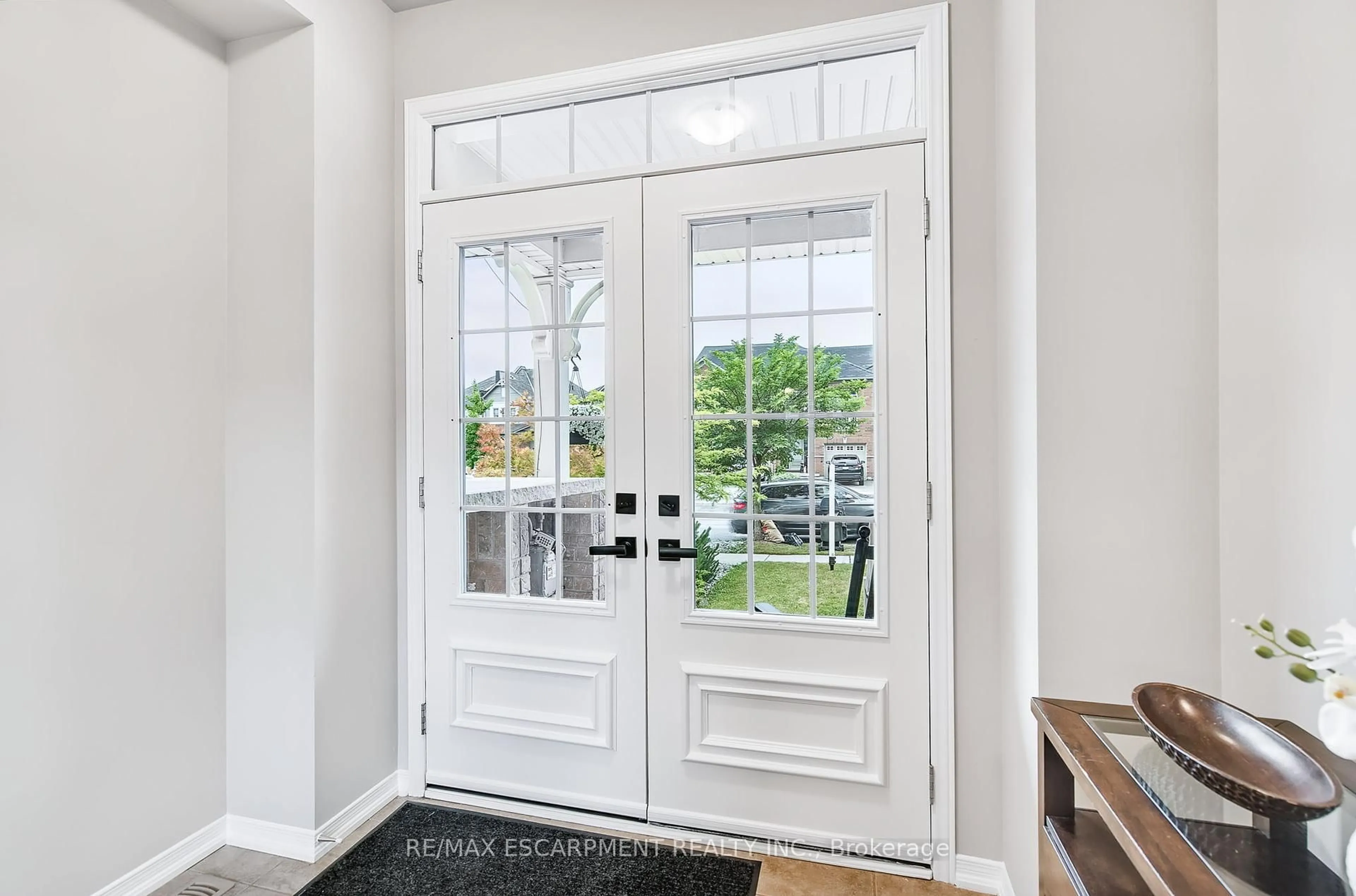 Indoor entryway for 71 CATHEDRAL Crt, Hamilton Ontario L8B 0S1