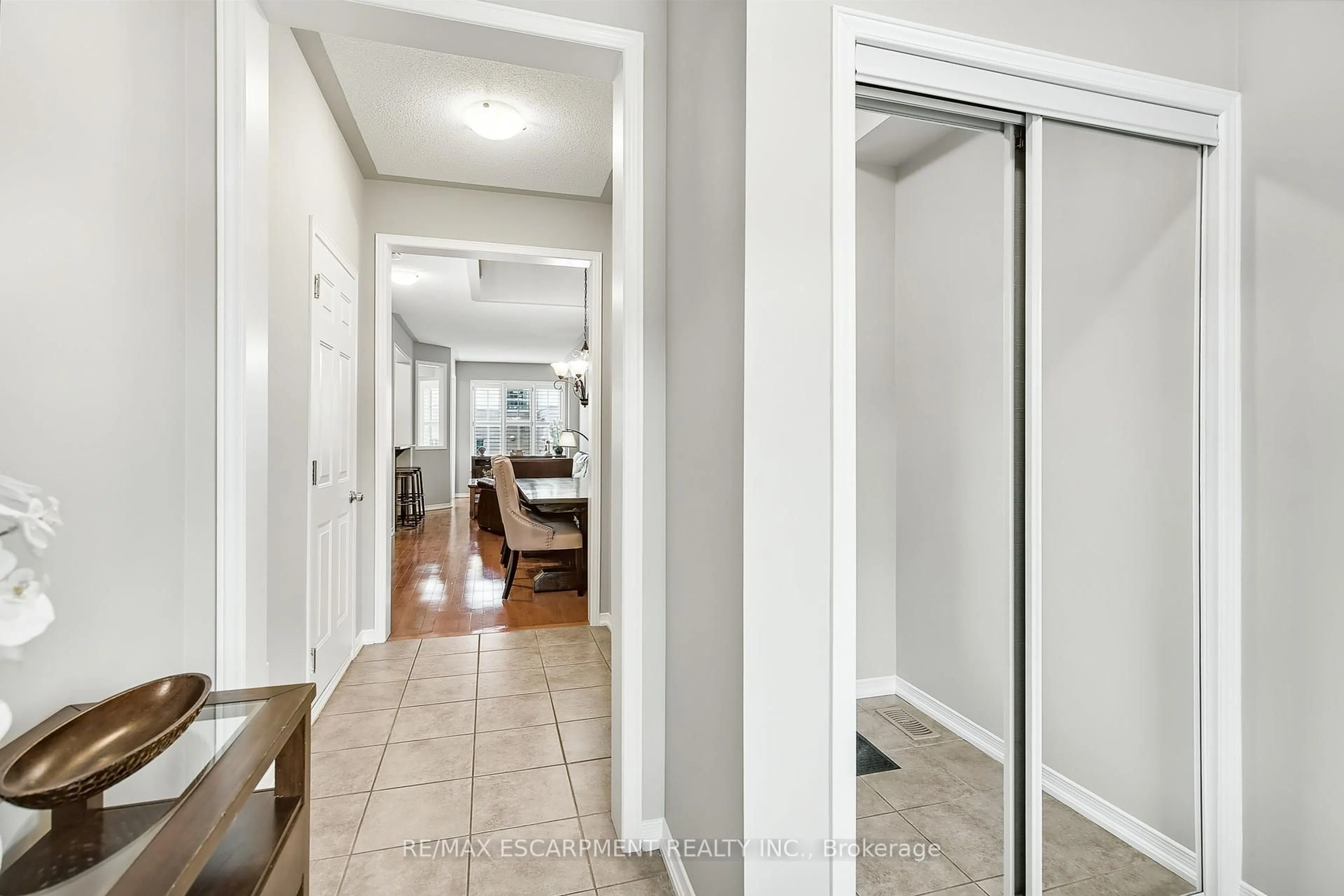Indoor entryway for 71 CATHEDRAL Crt, Hamilton Ontario L8B 0S1
