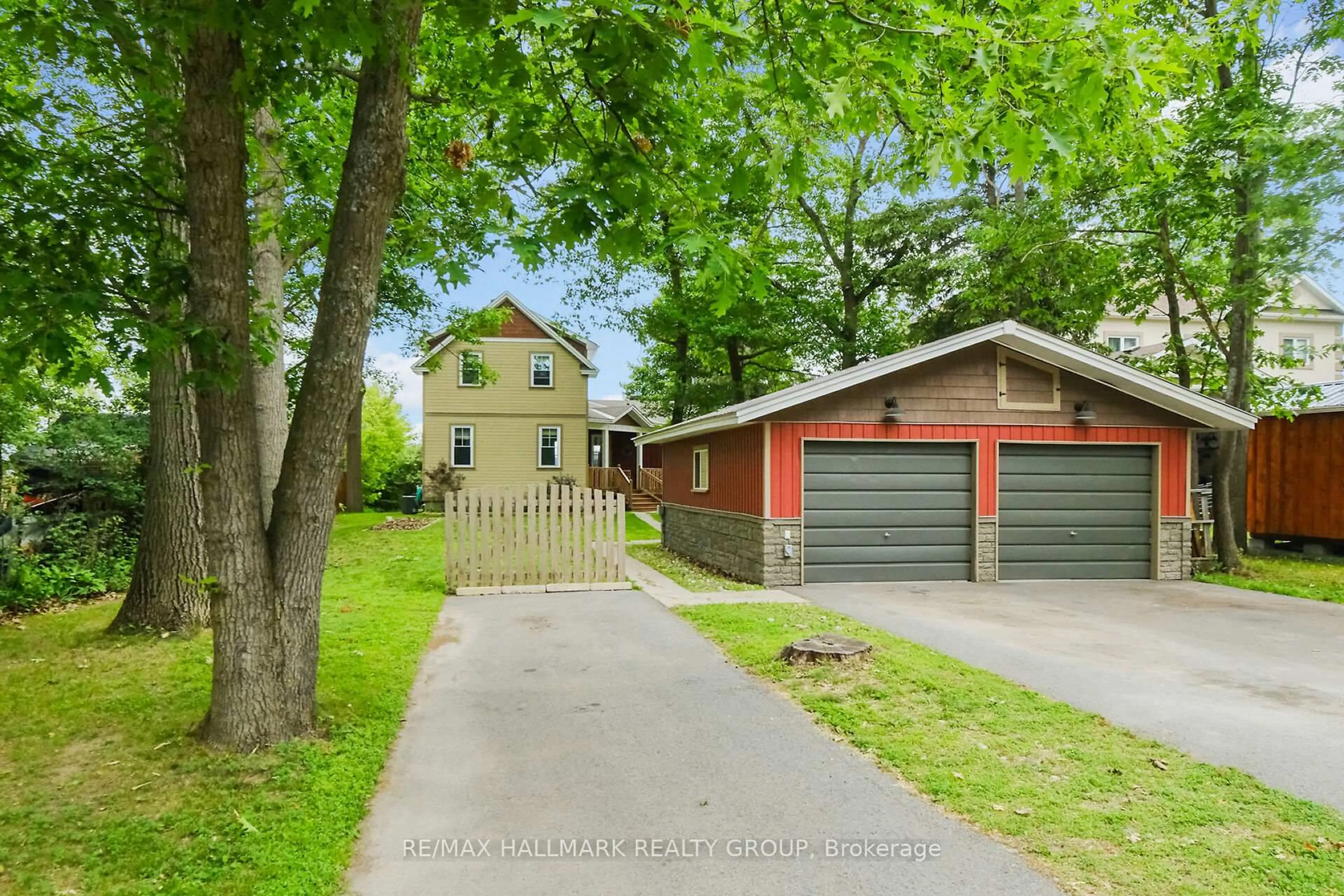 A pic from outside/outdoor area/front of a property/back of a property/a pic from drone, street for 500 Bayview Dr, Ottawa Ontario K0A 3M0