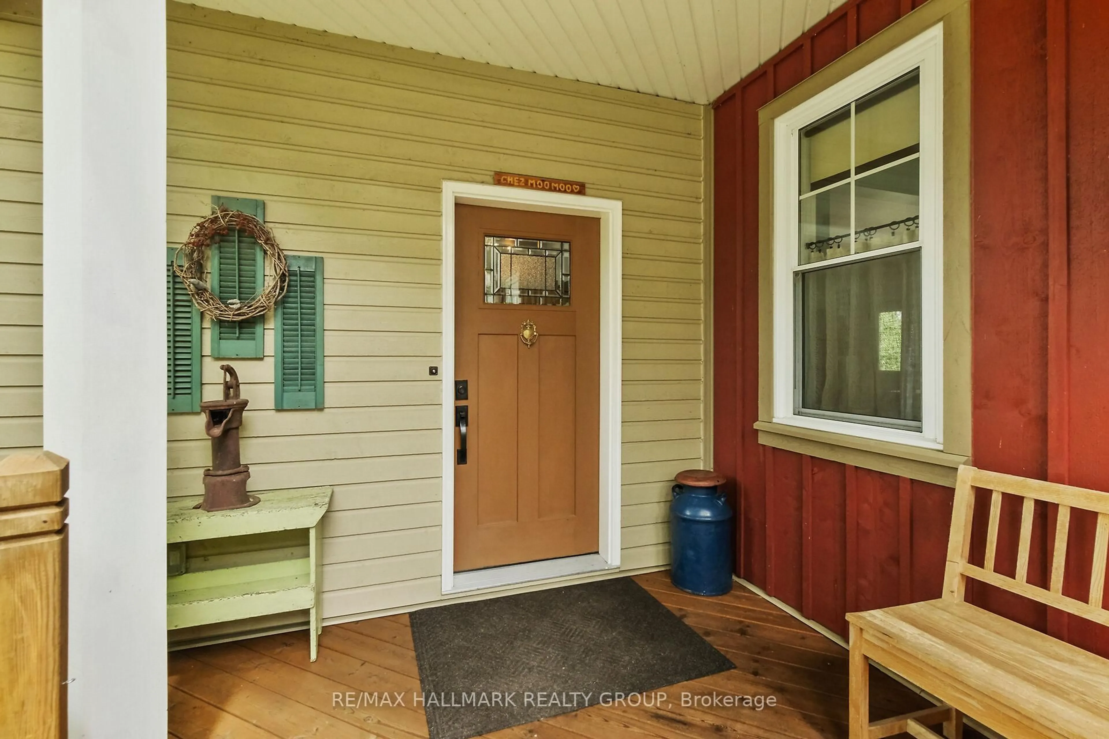 Indoor entryway for 500 Bayview Dr, Ottawa Ontario K0A 3M0