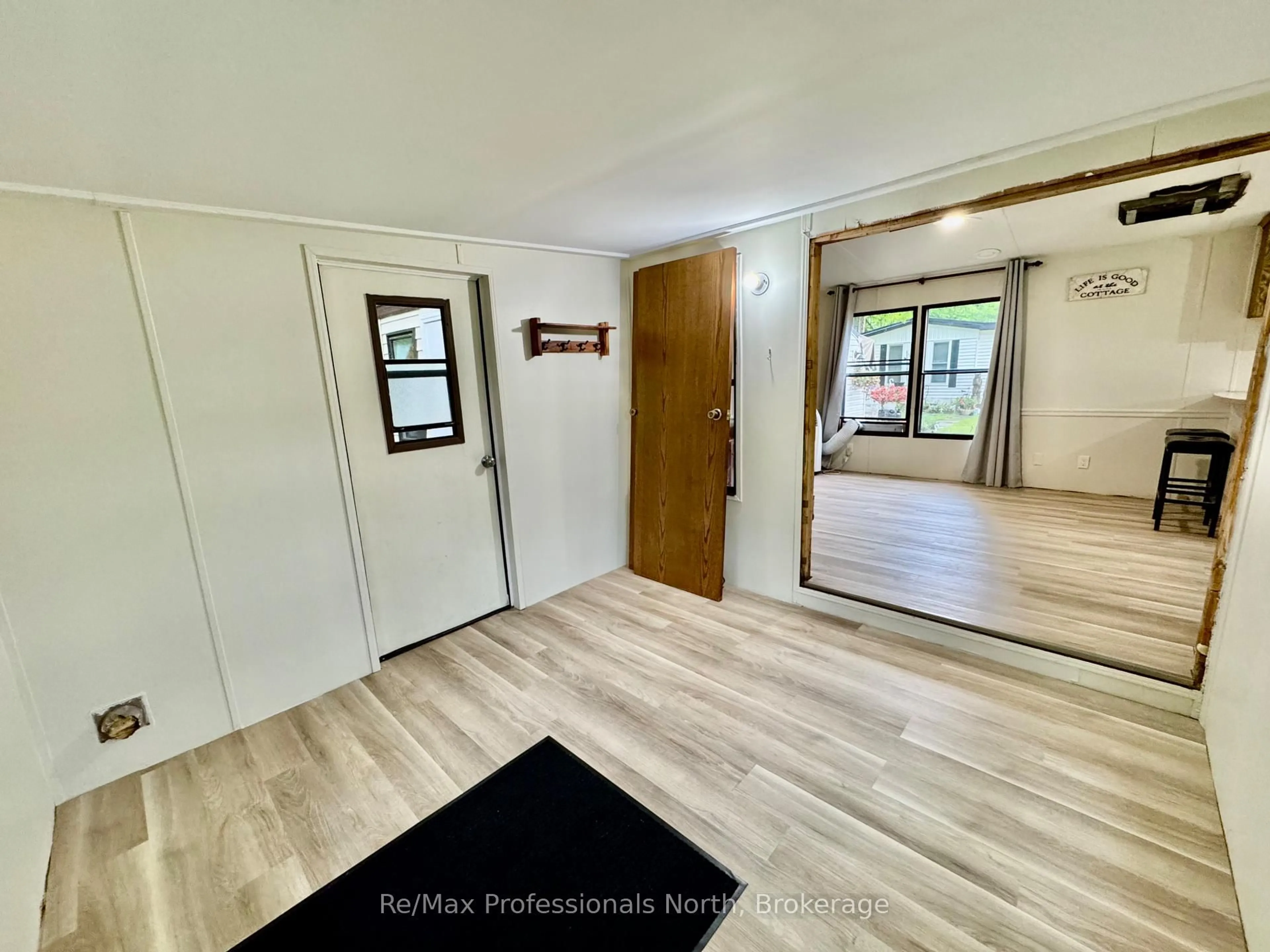 Indoor entryway for 1007 RACOON Rd #45, Gravenhurst Ontario P1P 1R1