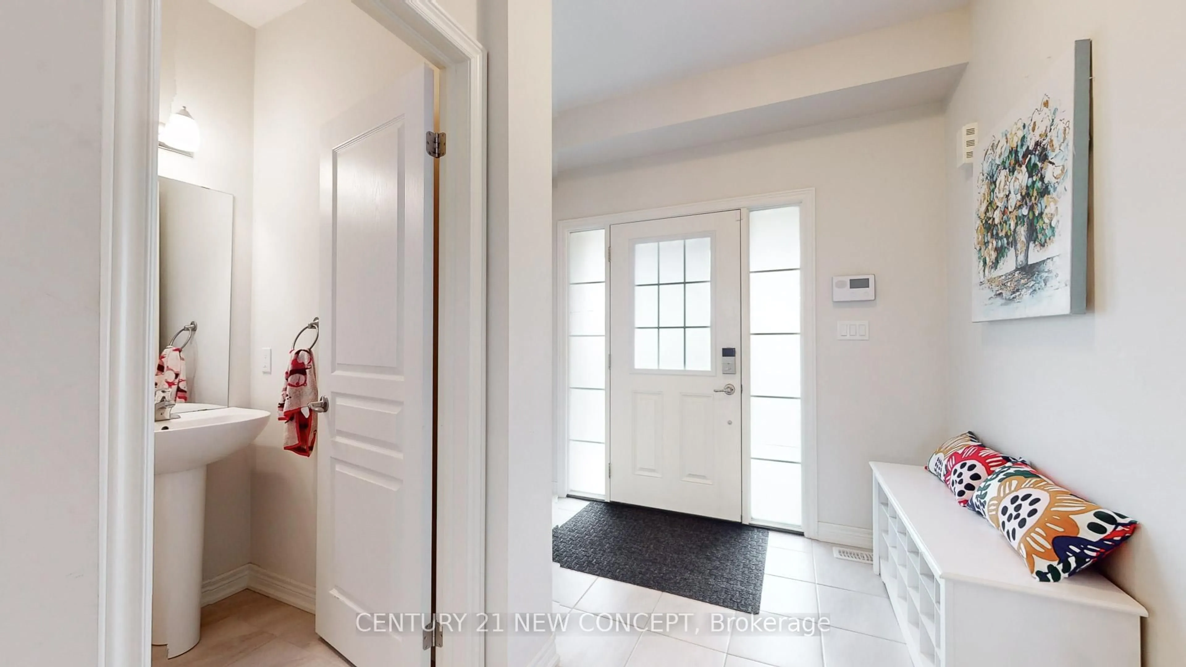 Indoor entryway for 7552 Lionshead Ave, Niagara Falls Ontario L2G 0A7