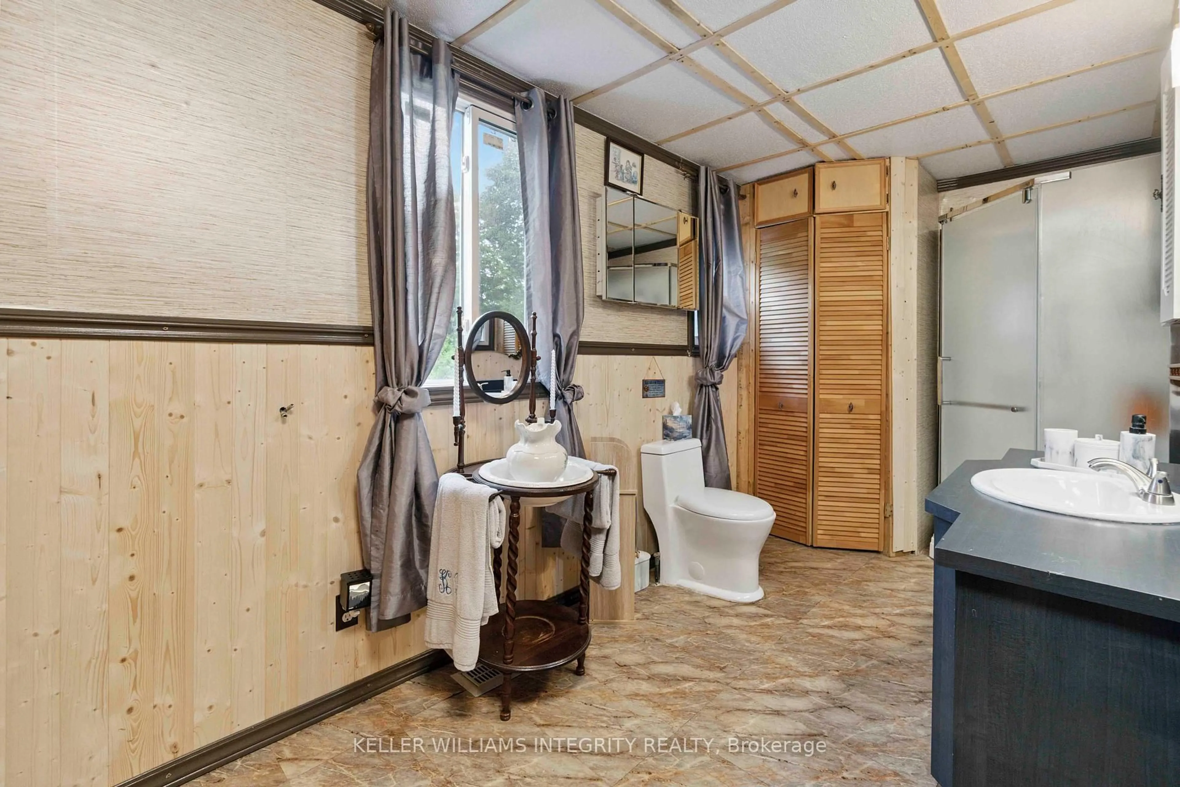 Standard bathroom, ceramic/tile floor for 295 Glenview Rd, Smiths Falls Ontario K7A 4S4