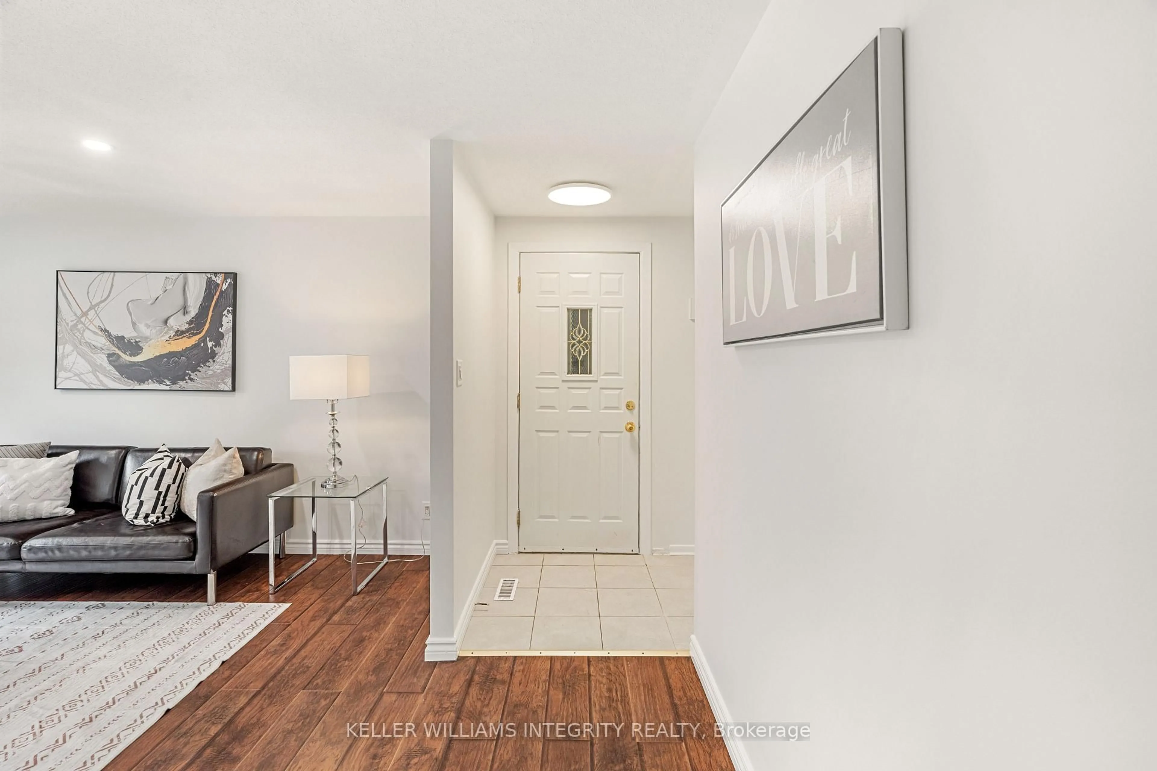 Indoor entryway for 2451 Southvale Cres, Ottawa Ontario K1B 4H6