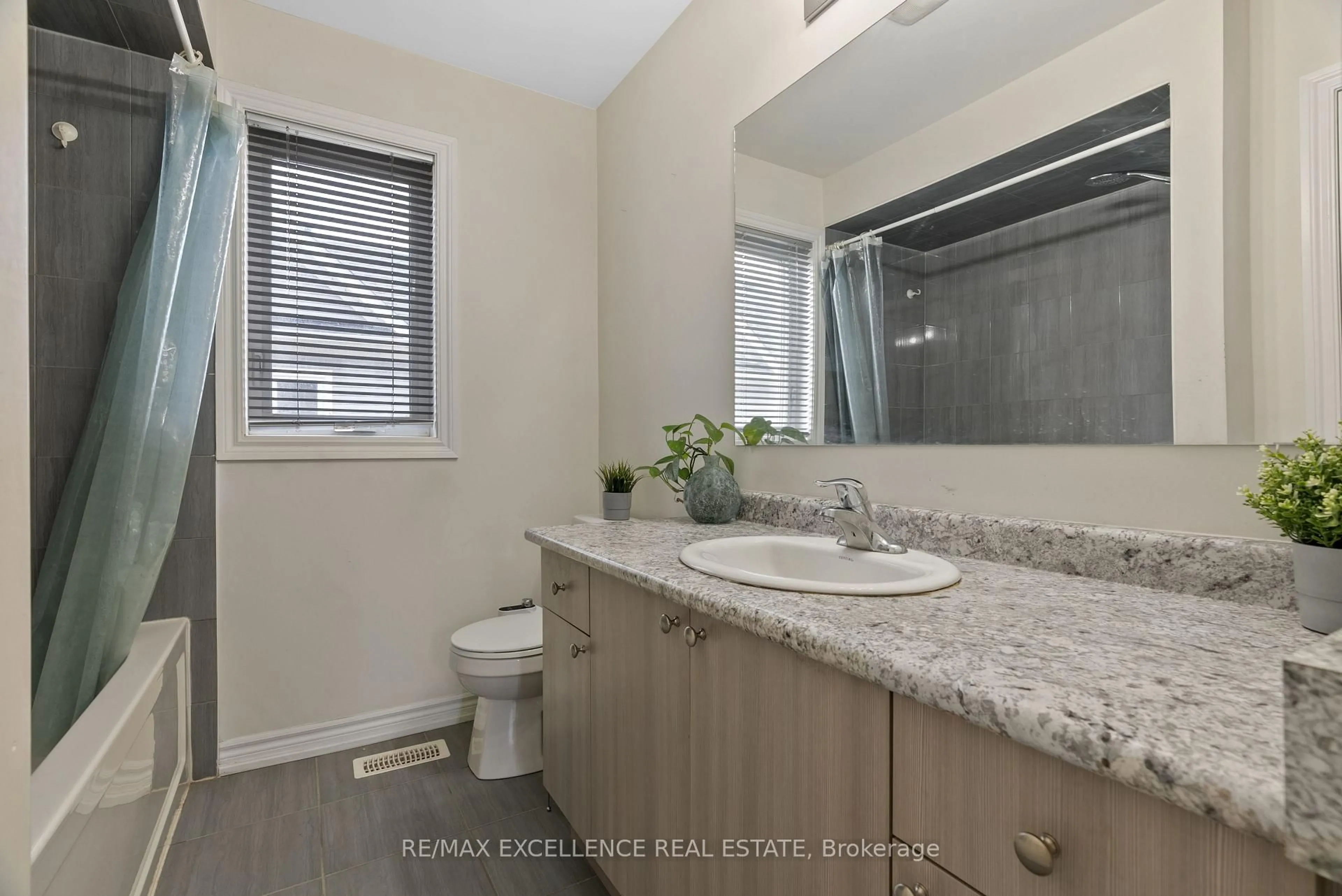 Standard bathroom, ceramic/tile floor for 40 Todd Cres, Southgate Ontario N0C 1B0