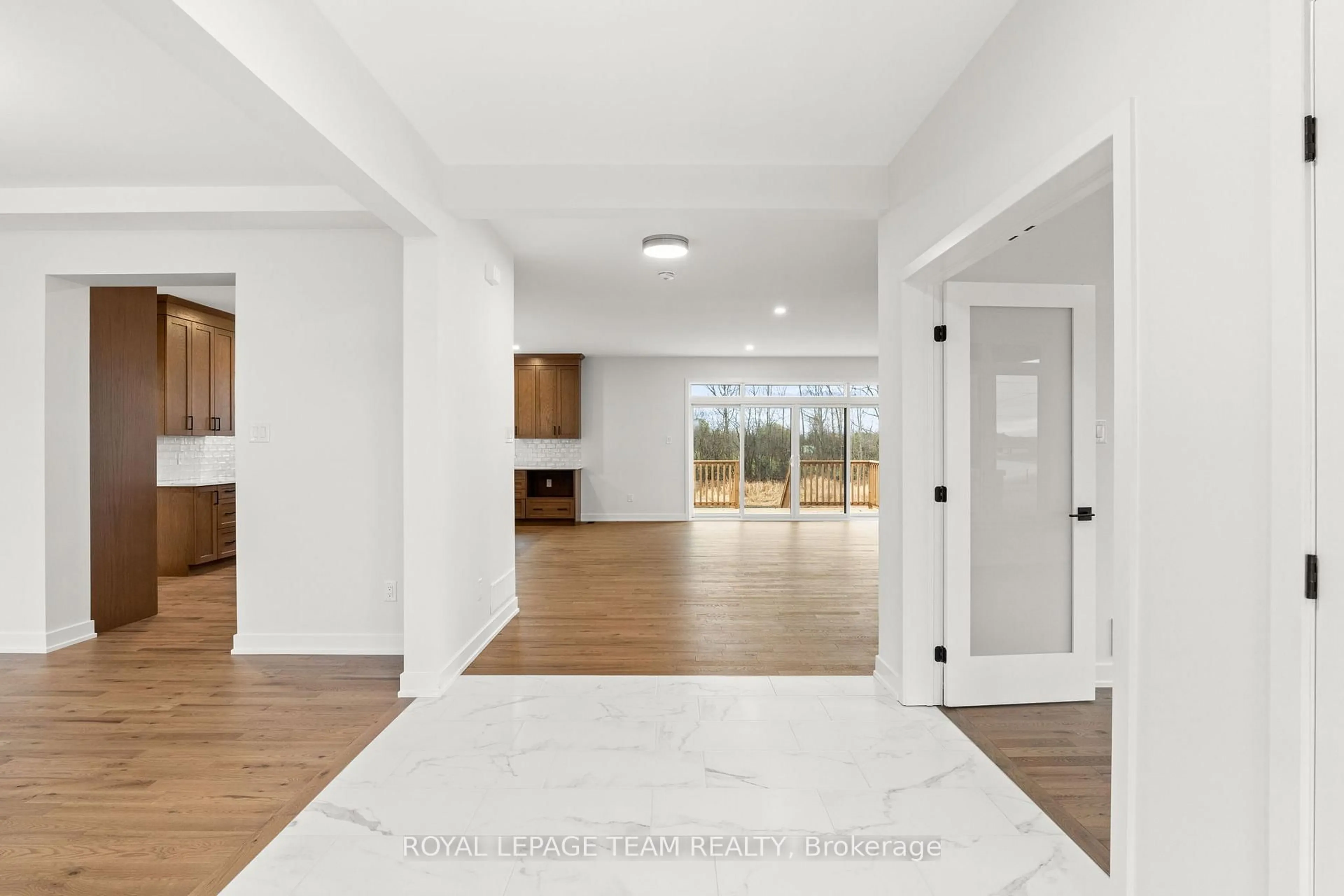 Indoor entryway for 71 HOGAN Dr, Arnprior Ontario K7S 0H8
