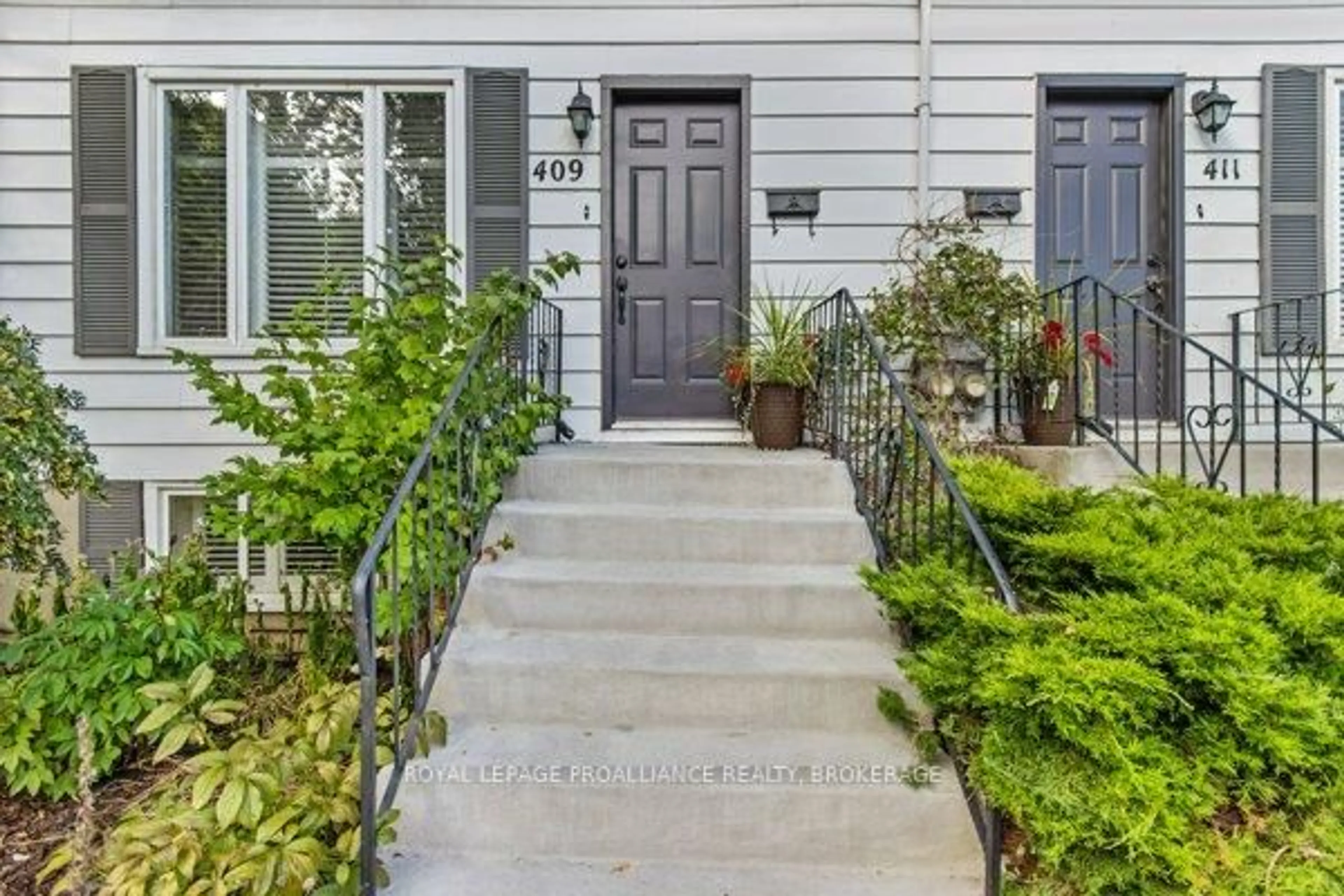 Indoor entryway for 409 Regent St, Kingston Ontario K7K 5P8