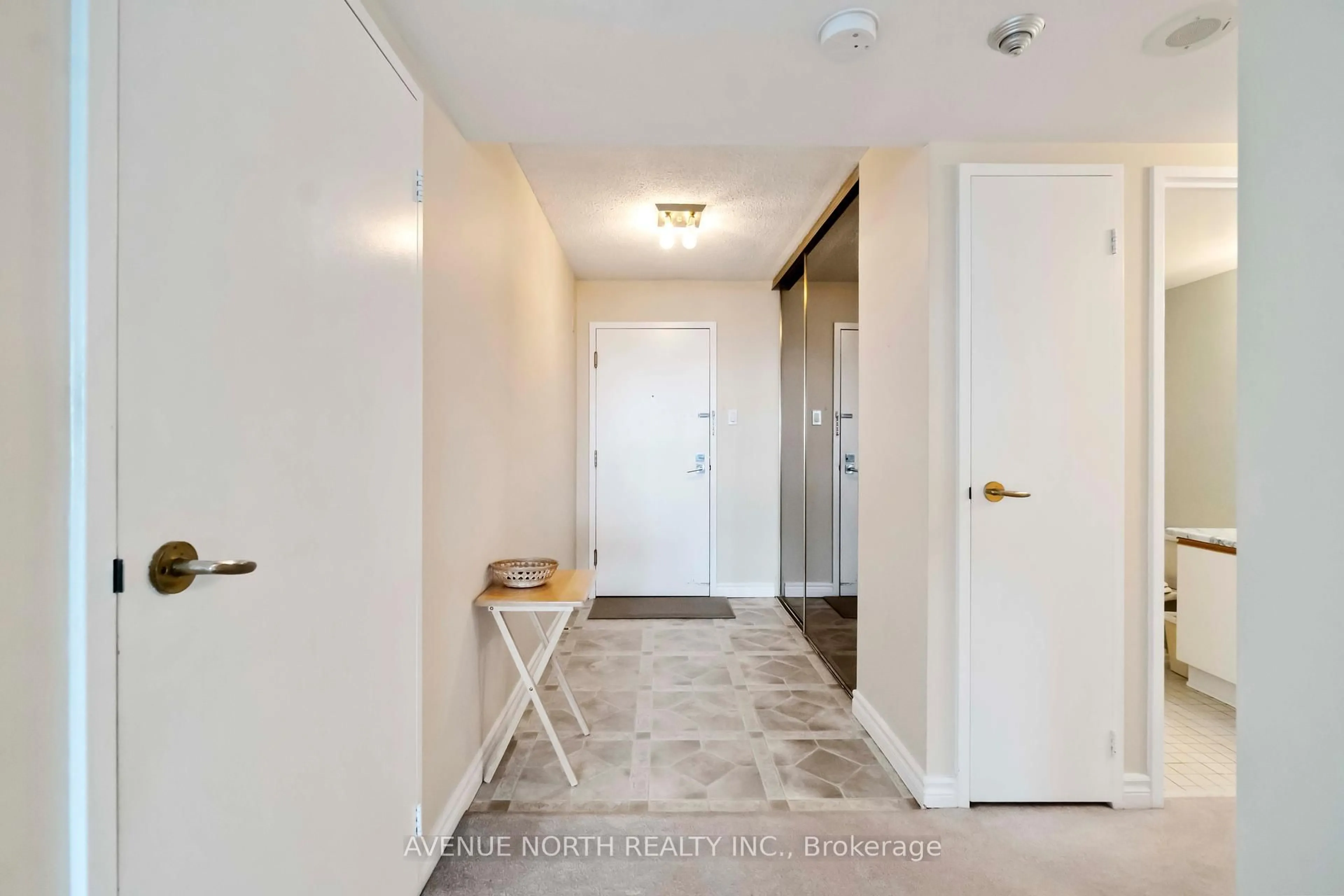 Indoor entryway for 1500 Riverside Dr #2401, Ottawa Ontario K1G 4J4