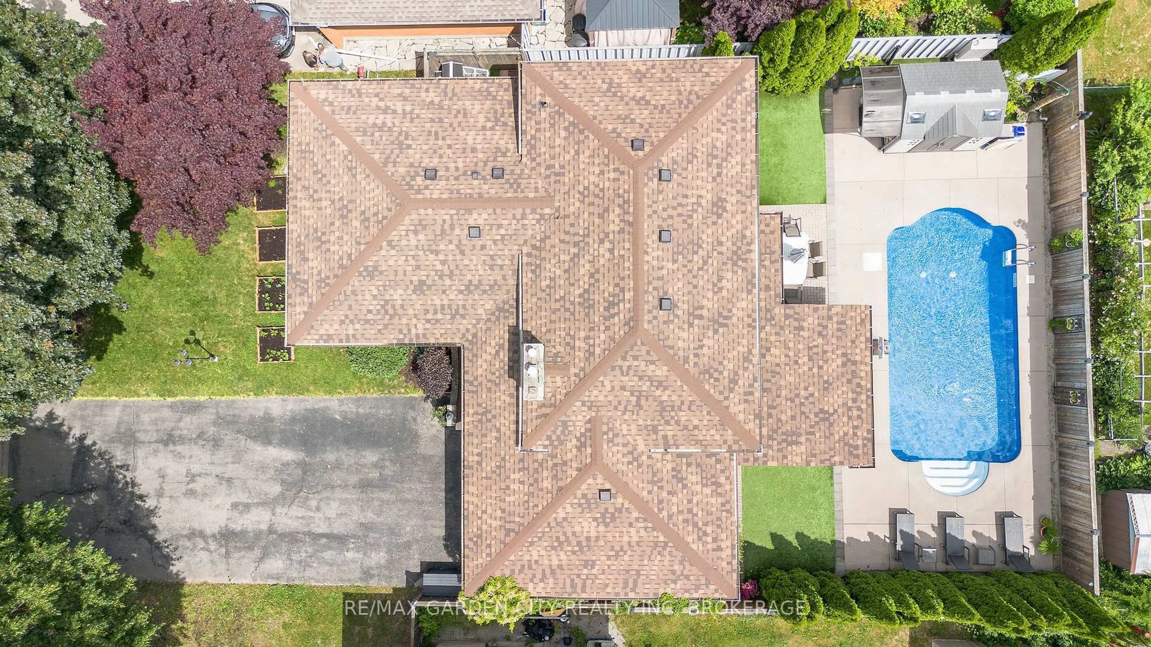 A pic from outside/outdoor area/front of a property/back of a property/a pic from drone, street for 8 Jessica Dr, St. Catharines Ontario L2M 6V7