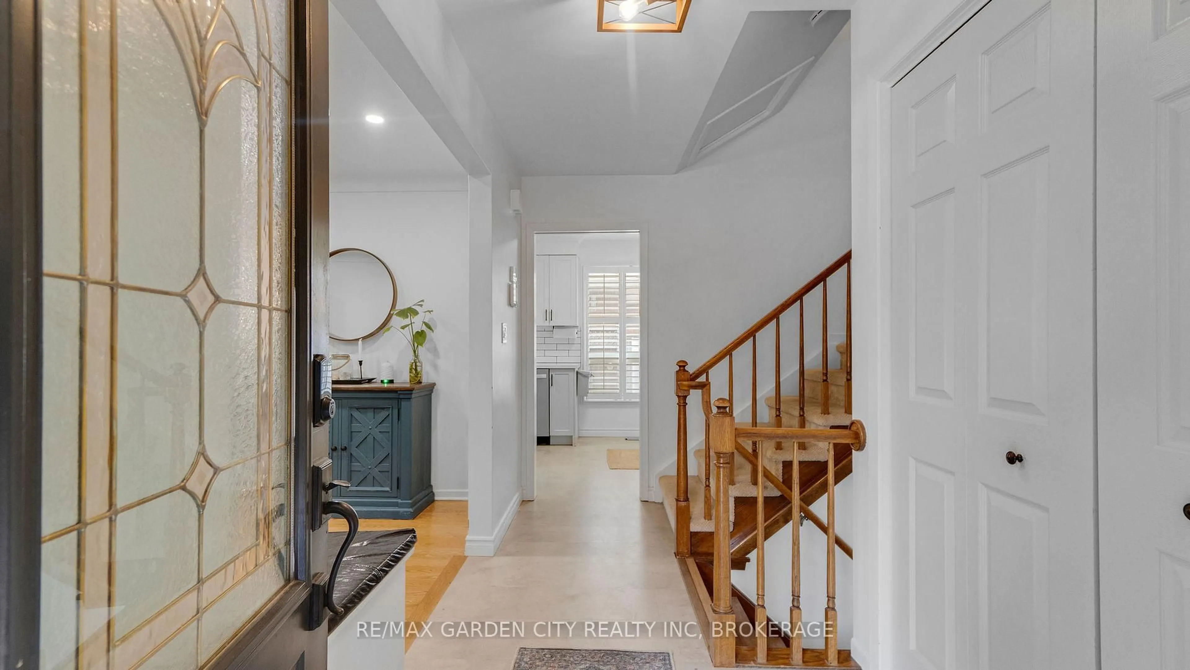 Indoor entryway for 8 Jessica Dr, St. Catharines Ontario L2M 6V7