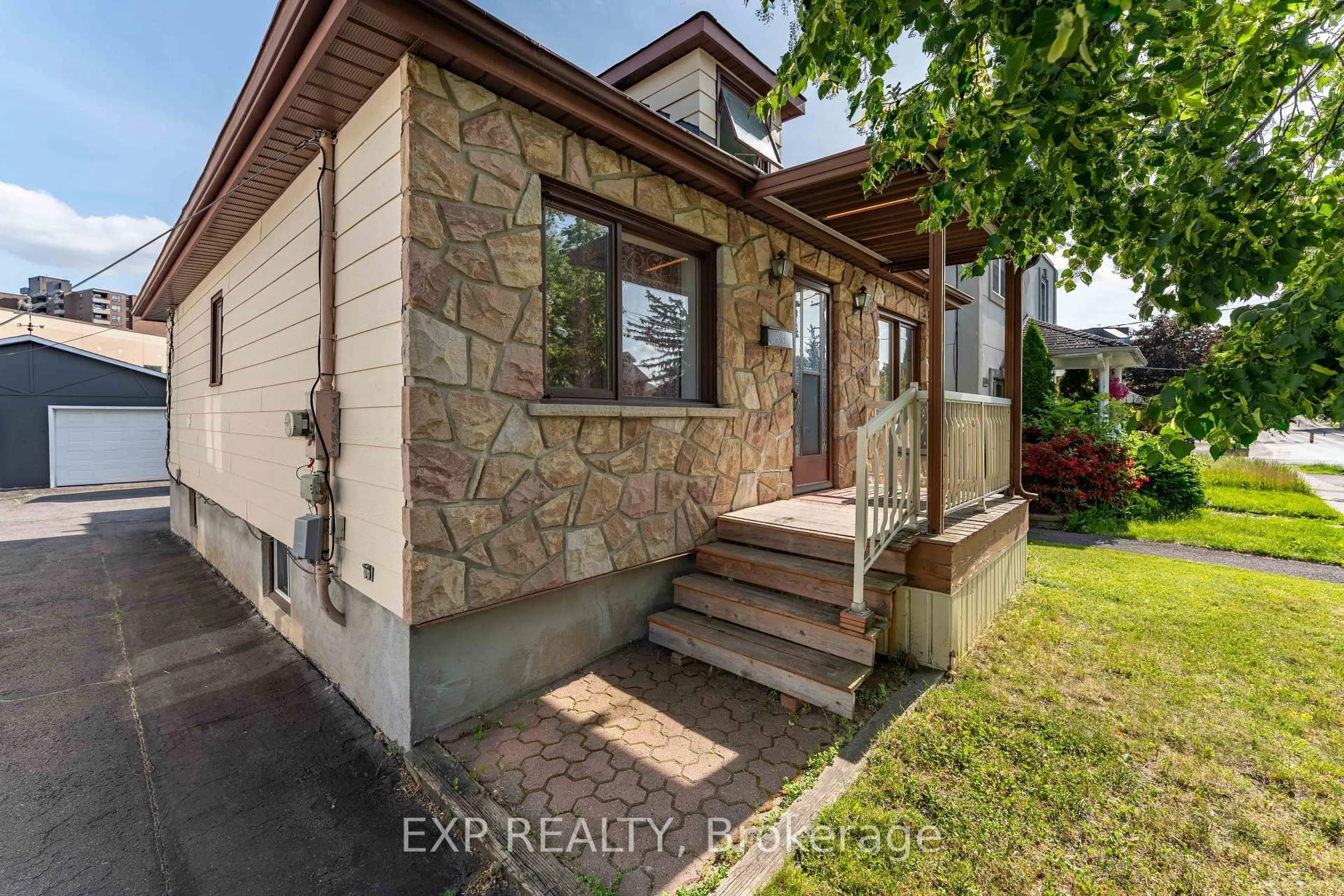 Home with vinyl exterior material, street for 318 MONTFORT St, Ottawa Ontario K1L 5N4